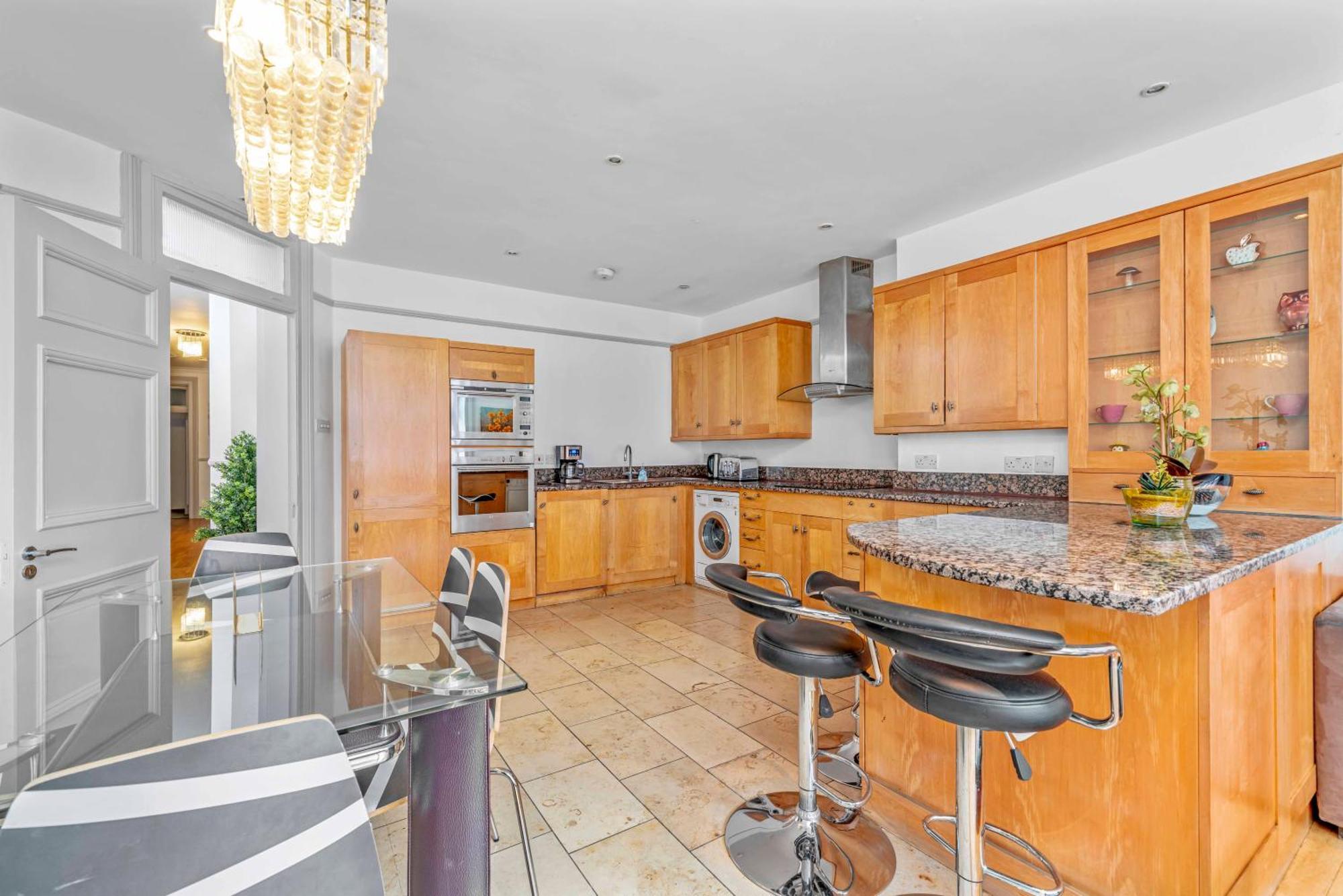 Brilliant 6 Bed Flat In Appartement *