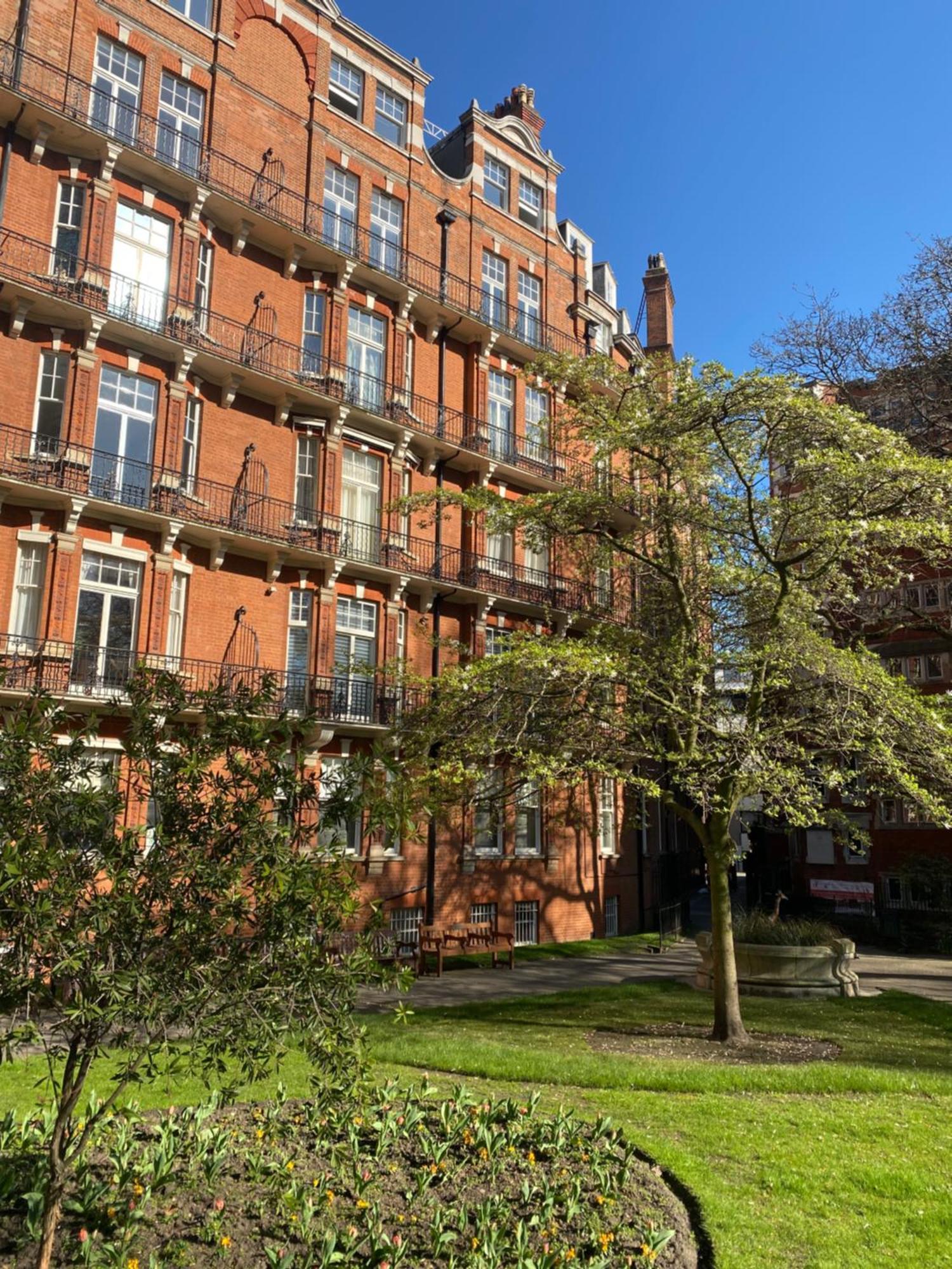 Mayfair - Two Bed, One Bath * Londres
