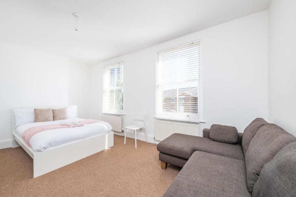 Luxury 4 Bedroom Flat With Stunning Shard View From Terrace In London! Next To Station, Sleeps 9 Apartamento