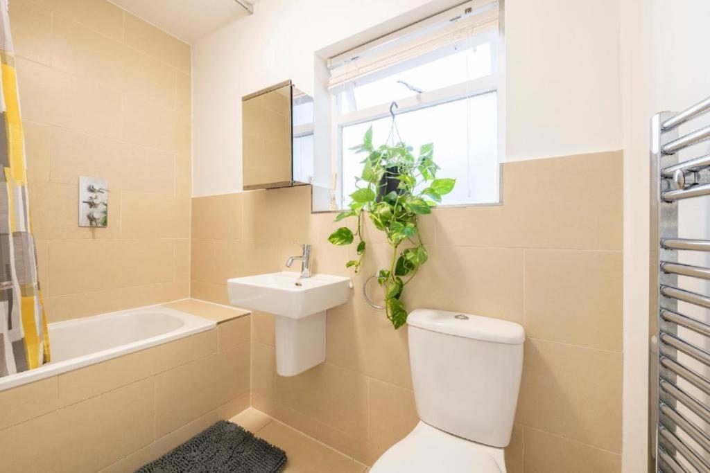 Luxury 4 Bedroom Flat With Stunning Shard View From Terrace In London! Next To Station, Sleeps 9 * Londres