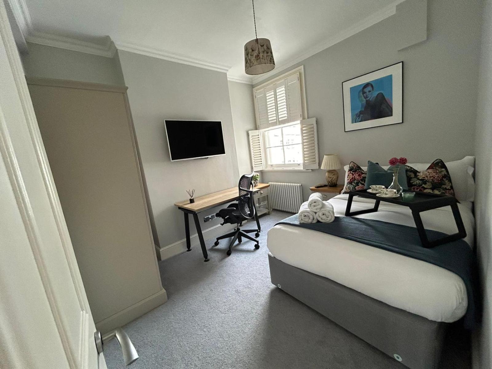 Beautiful And Spacious 2 Bed, 2 Bath Bordering Fulham And Chelsea - Entire With Private Entrance * Londen