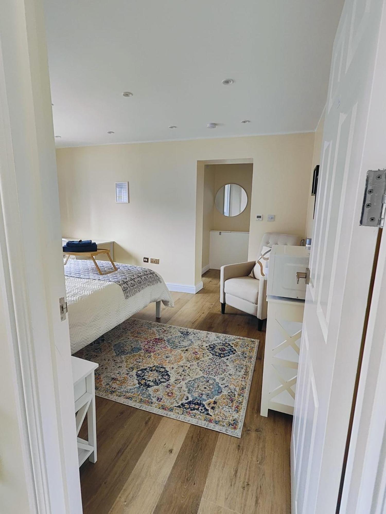 Acomodação com café da manhã  Clifton House O2 & Excel With Private Bathroom And Breakfast Option *