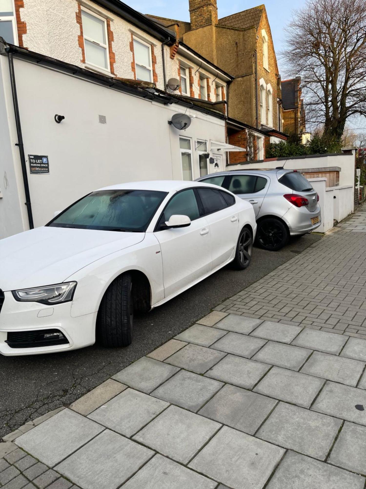 Spacious 2 Bed 2 Bath With Free Parking For 2 Cars And Underground Station Zone 2 For Quick Access To Up To 10 Guests Apartment *