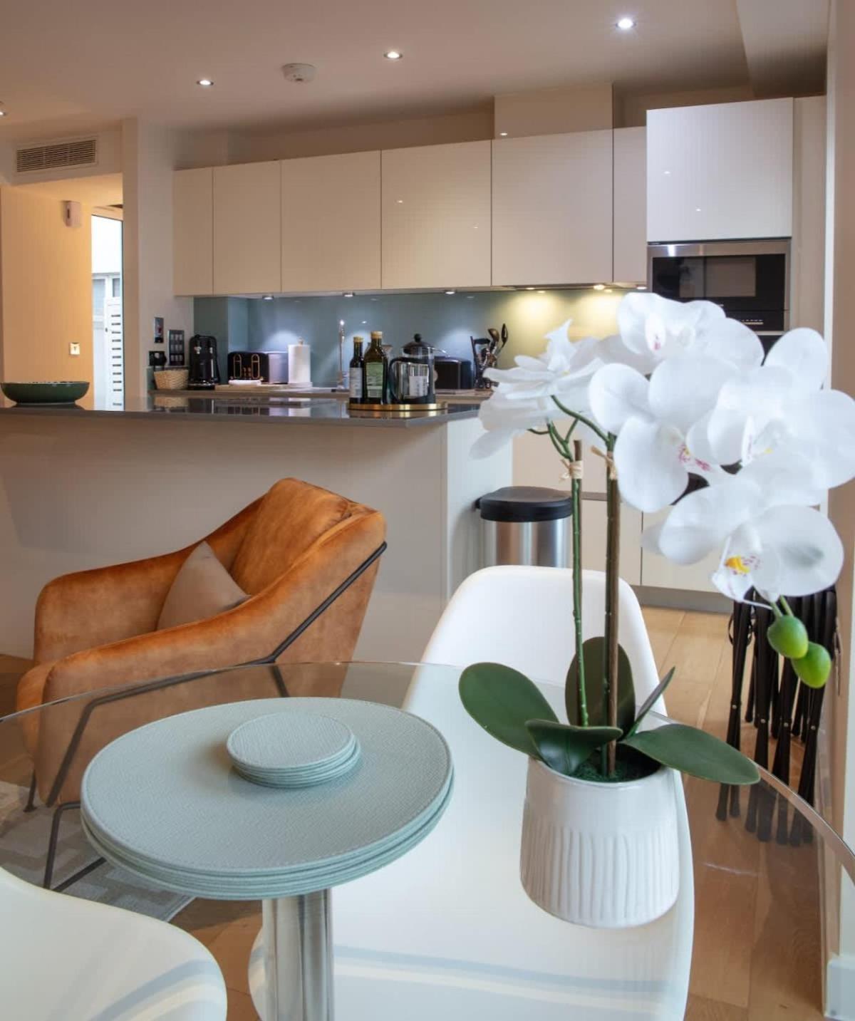Westminster 1 Bed With Terrace Apartment *