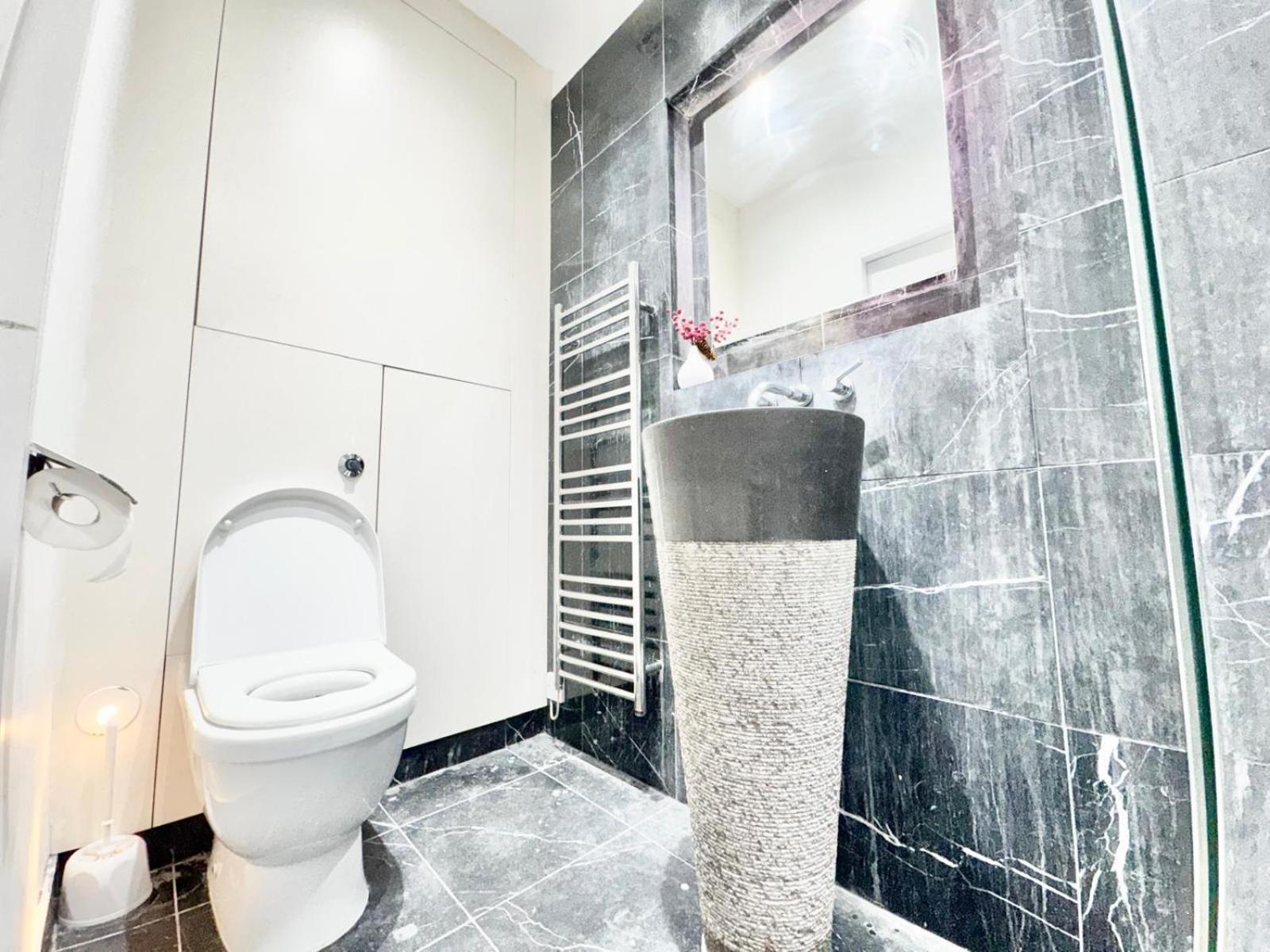 Beautiful Family Near Edgware Road Station Londen