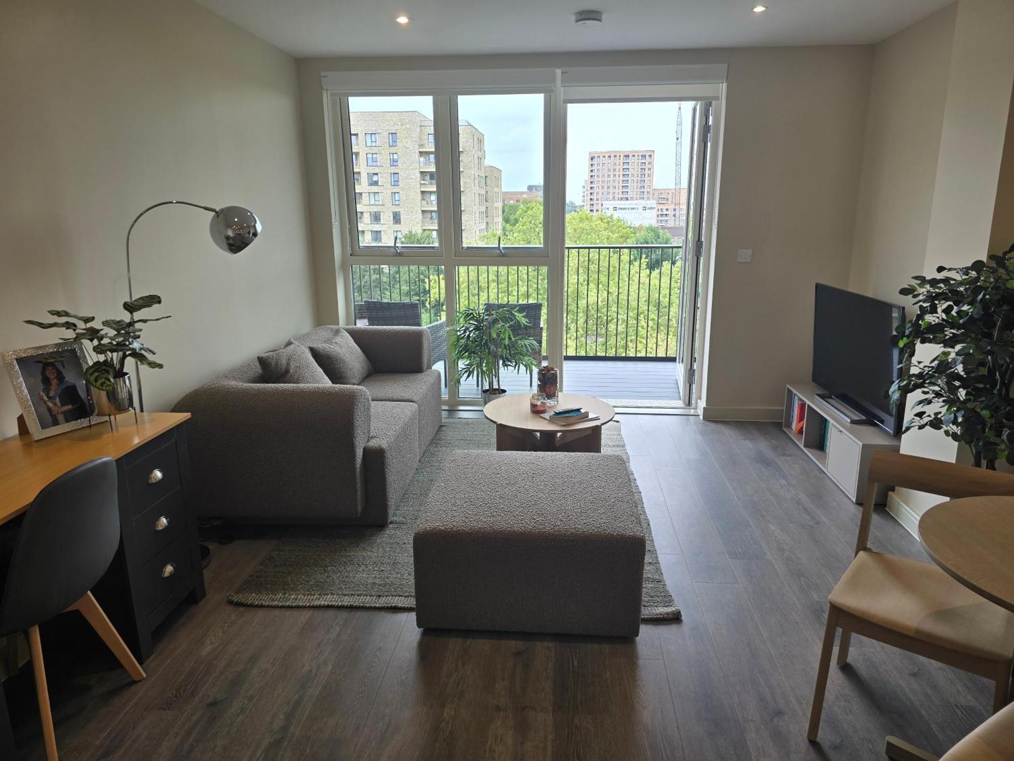 Luxury One Bedroom Flat With Balcony Appartement *