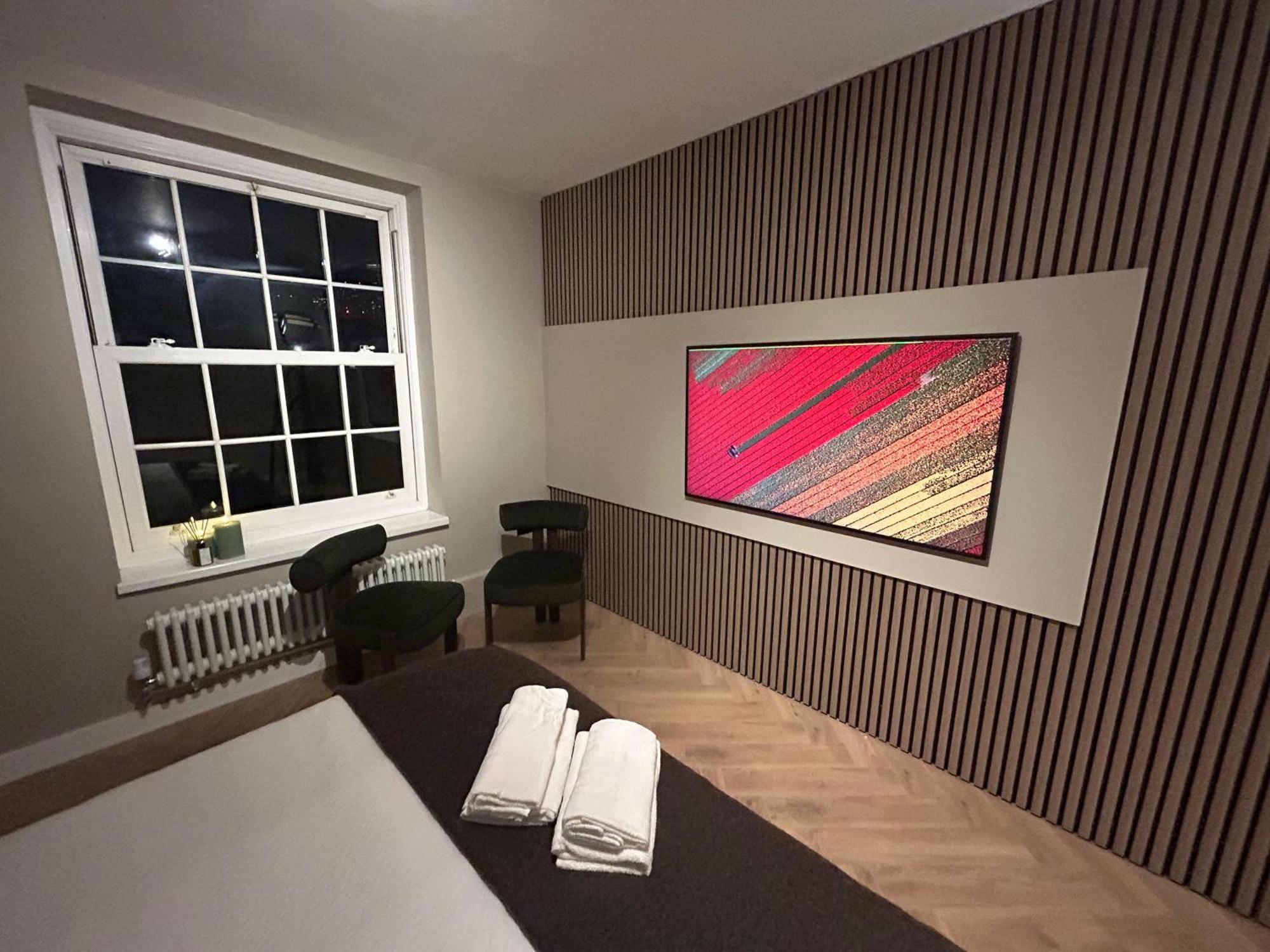 Stylish Bedroom Zone 1 London