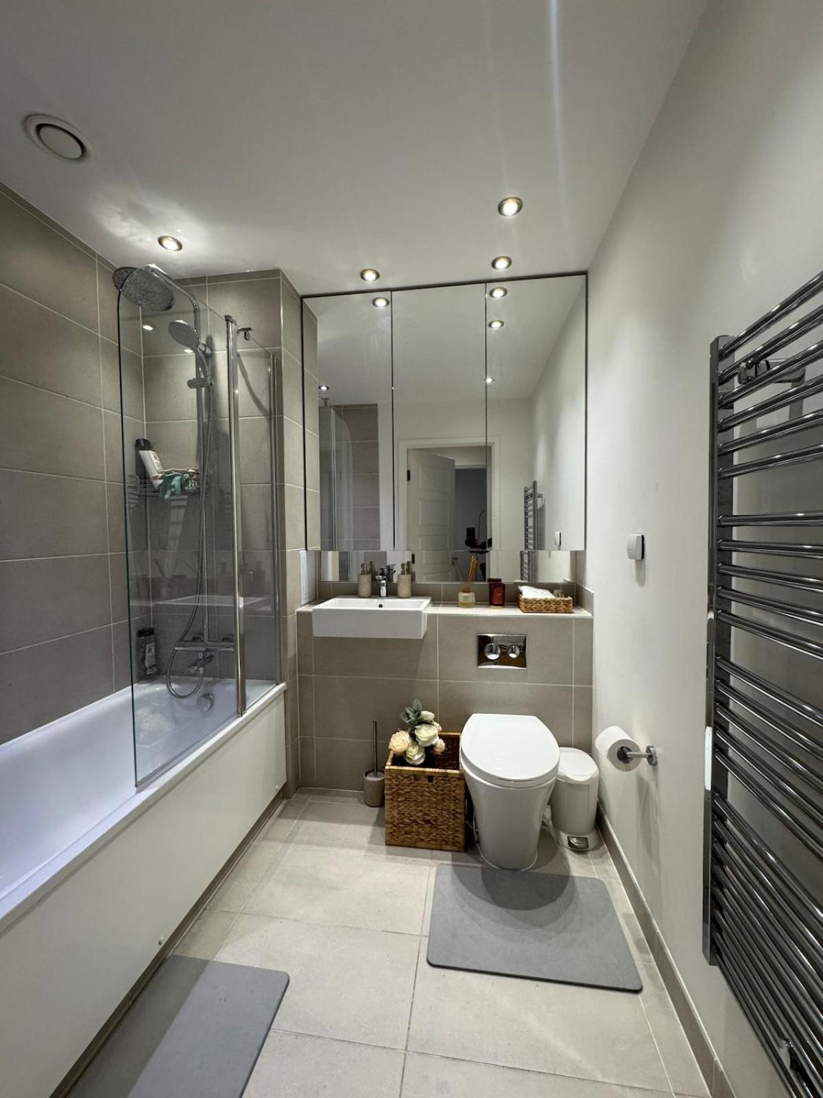 Elegant One-bedroom In East Appartement *