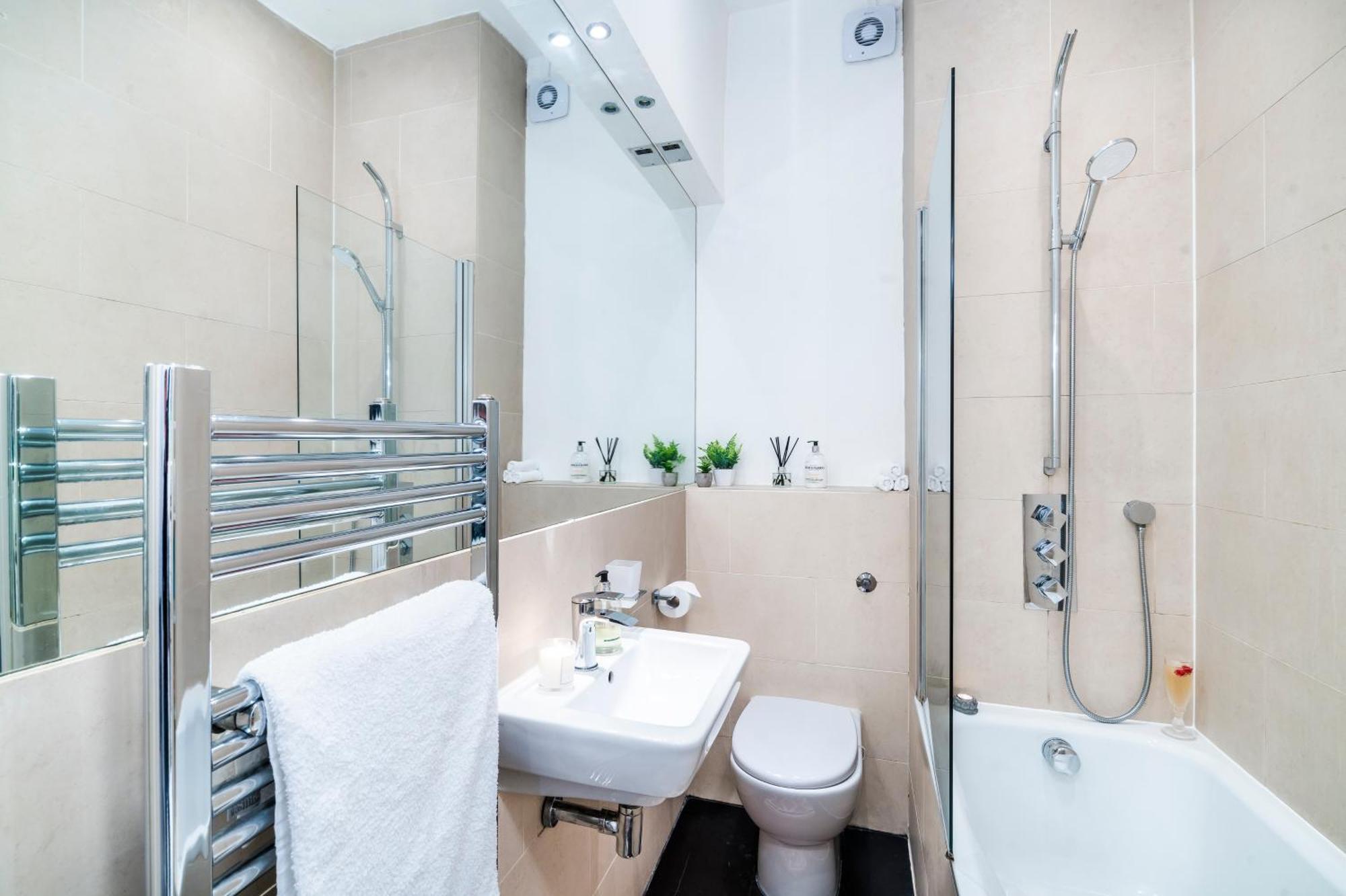 Charming Tooting Hideaway Garden, Resident Parking, Near Tooting Hospital * Londres
