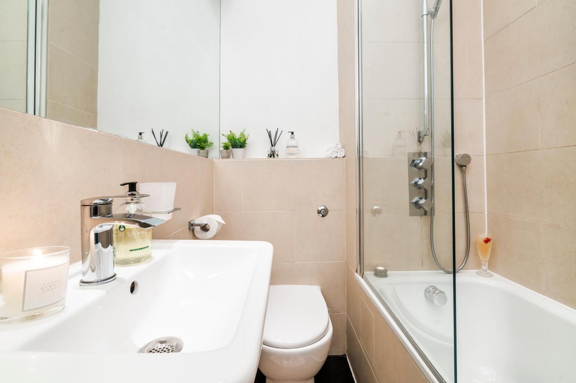 Charming Tooting Hideaway Garden, Resident Parking, Near Tooting Hospital *