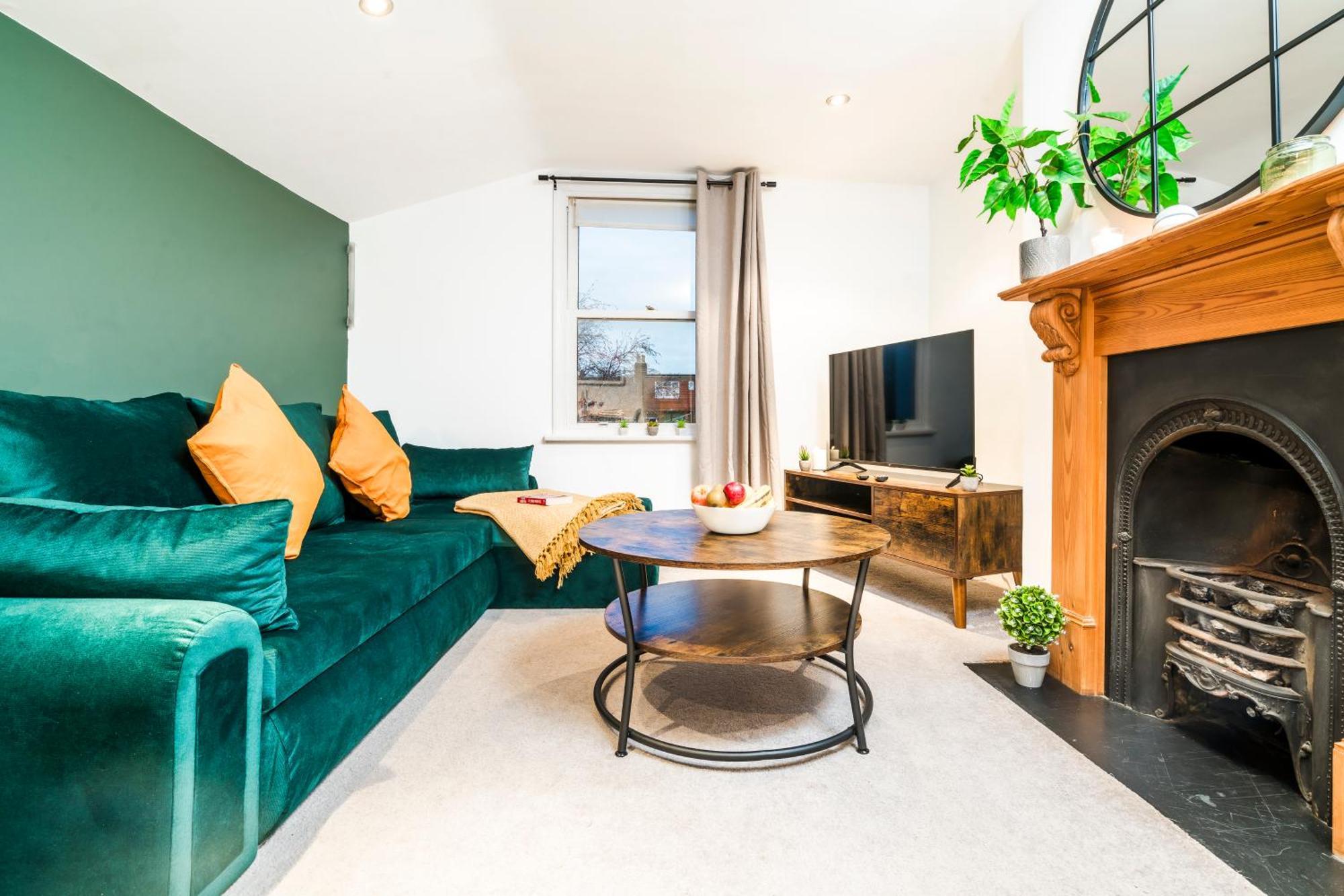 Charming Tooting Hideaway Garden, Resident Parking, Near Tooting Hospital