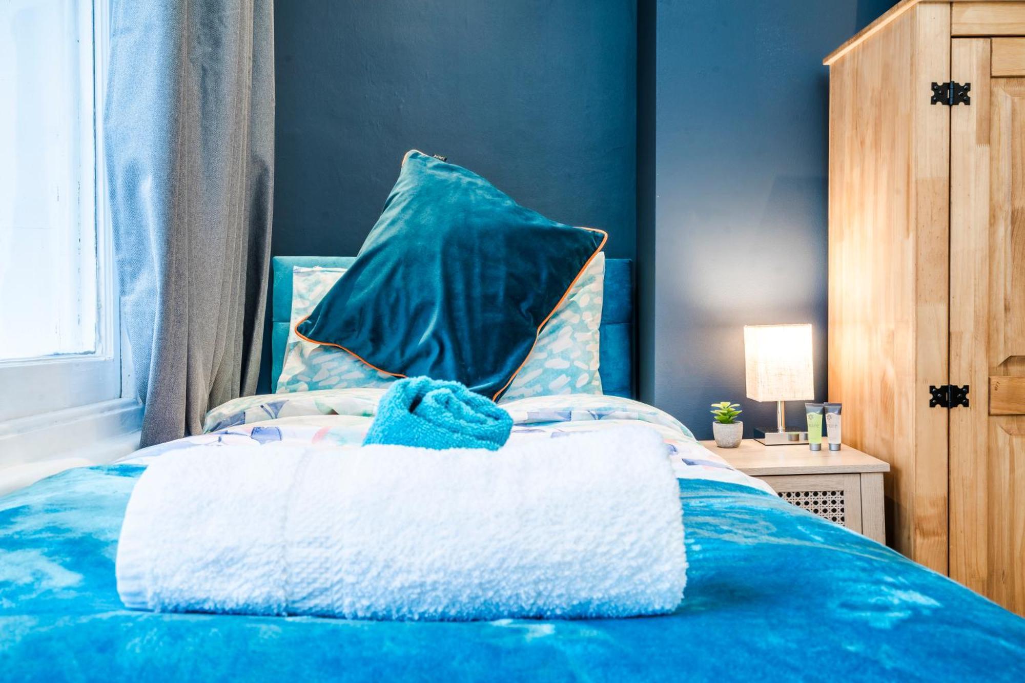 Charming Tooting Hideaway Garden, Resident Parking, Near Tooting Hospital * Londres