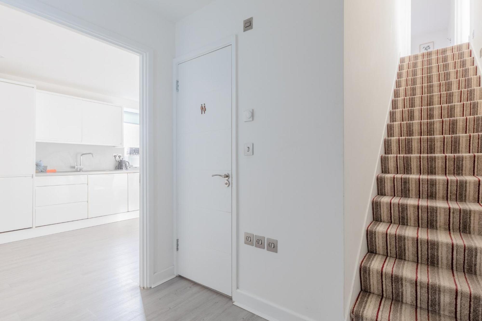 Spacious 3bd Flat Near Airport Appartement Londen