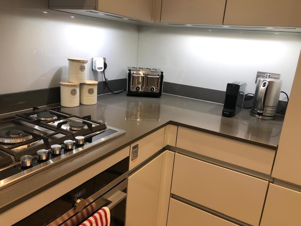 Luxurious 3-bedroom & 3 Bathroom Flat With Indoor Fireplace And Patio In Mayfair Appartement