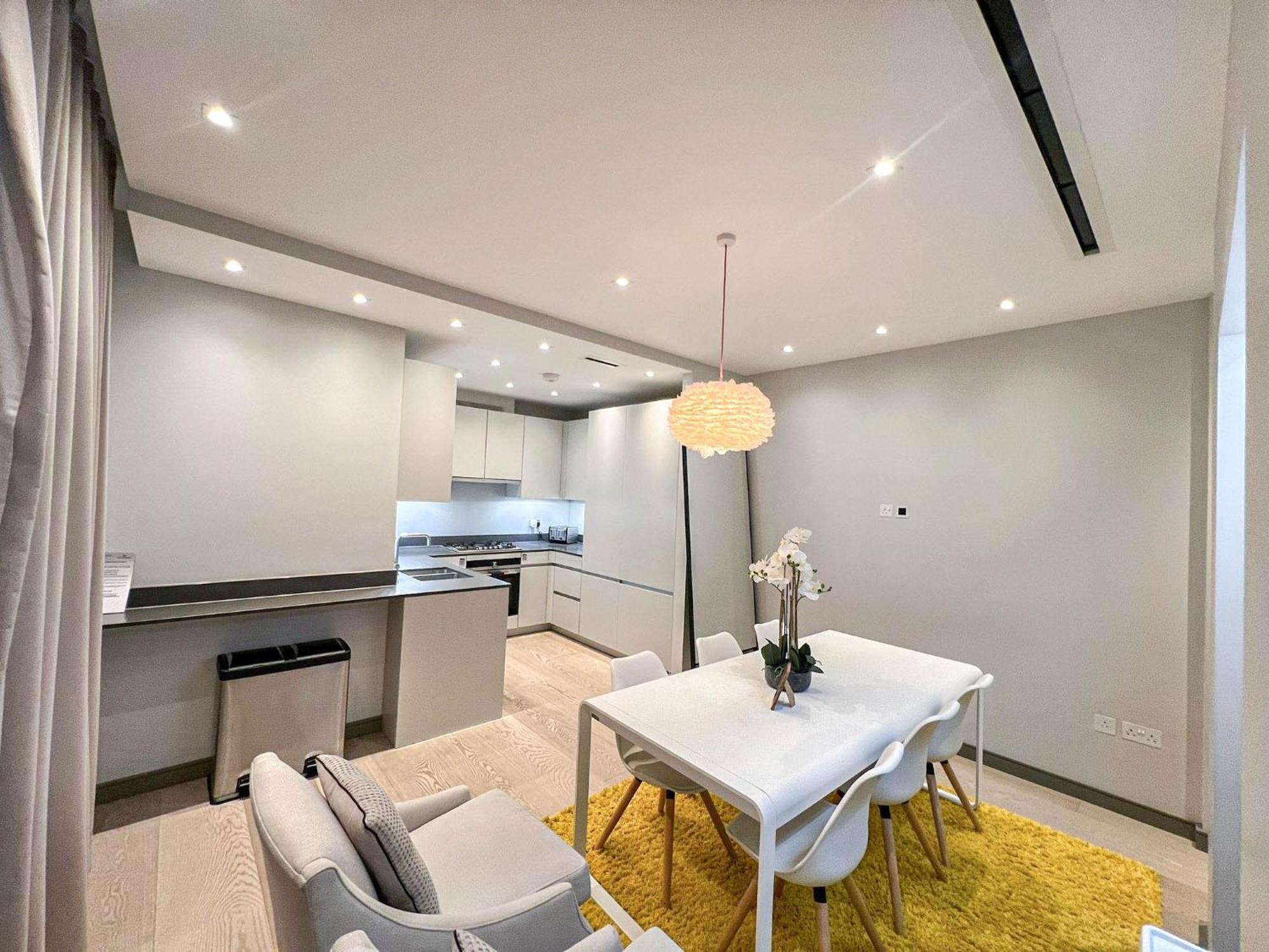 Luxurious 3-bedroom & 3 Bathroom Flat With Indoor Fireplace And Patio In Mayfair Appartement