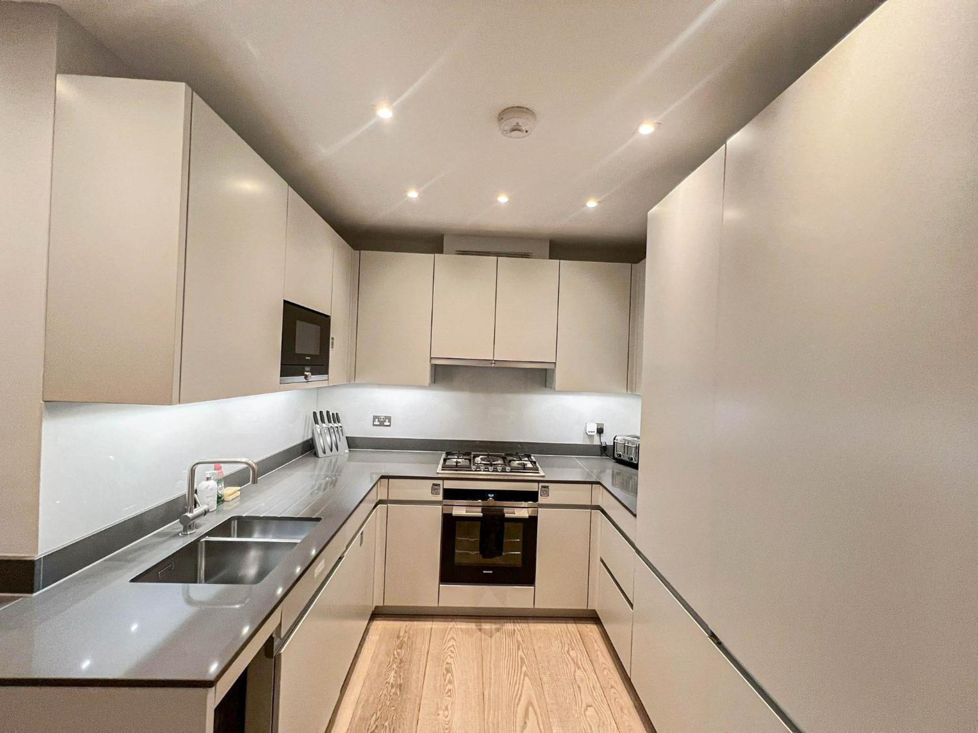 Luxurious 3-bedroom & 3 Bathroom Flat With Indoor Fireplace And Patio In Mayfair Londres