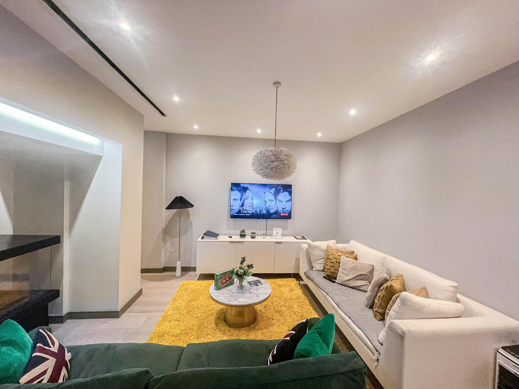 Luxurious 3-bedroom & 3 Bathroom Flat With Indoor Fireplace And Patio In Mayfair Appartement *