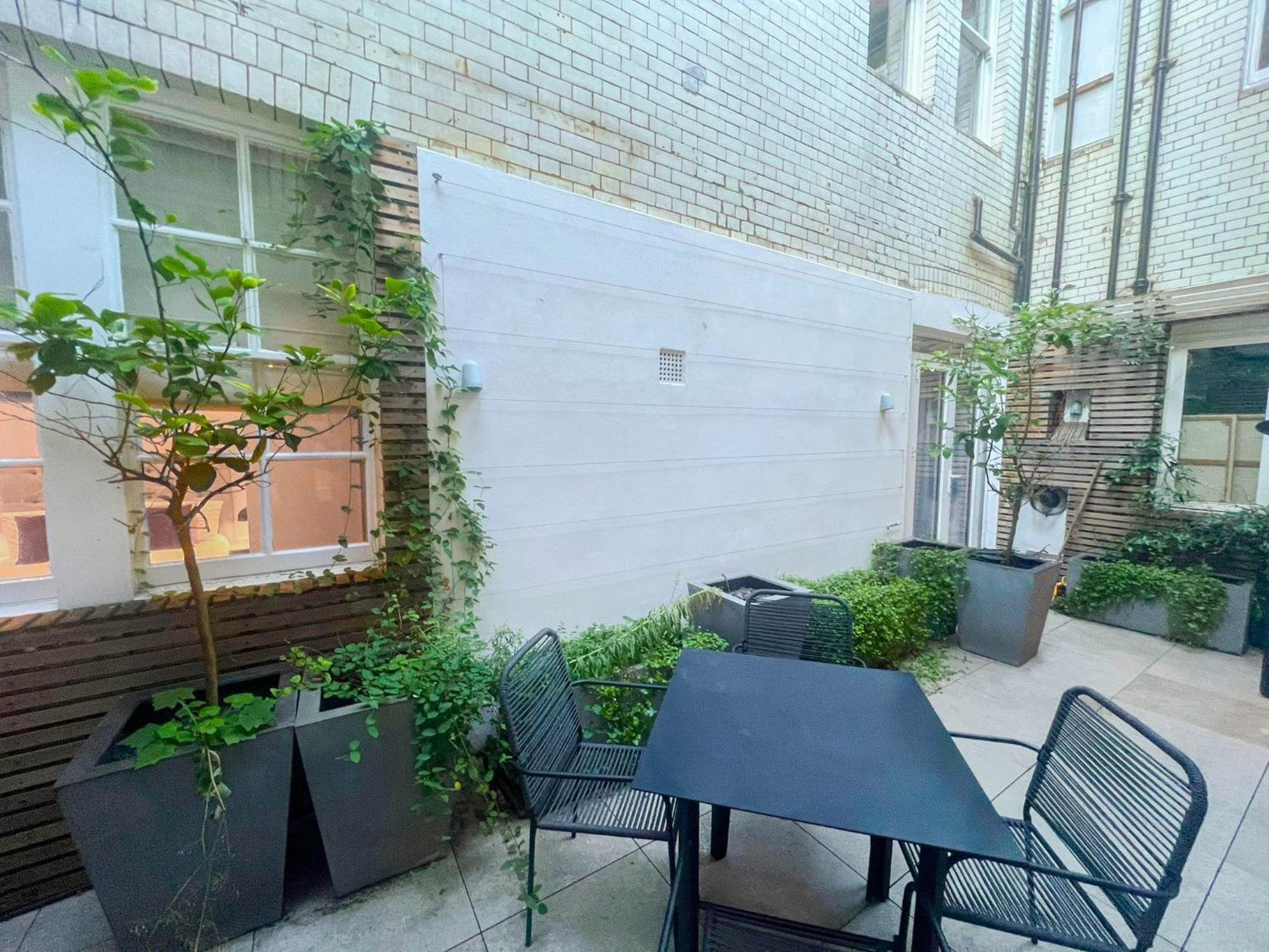 Luxurious 3-bedroom & 3 Bathroom Flat With Indoor Fireplace And Patio In Mayfair Londres