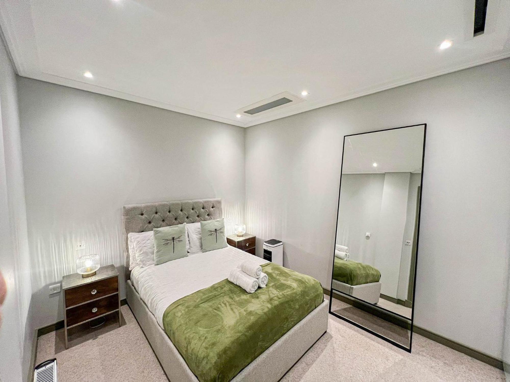 Luxurious 3-bedroom & 3 Bathroom Flat With Indoor Fireplace And Patio In Mayfair Appartement
