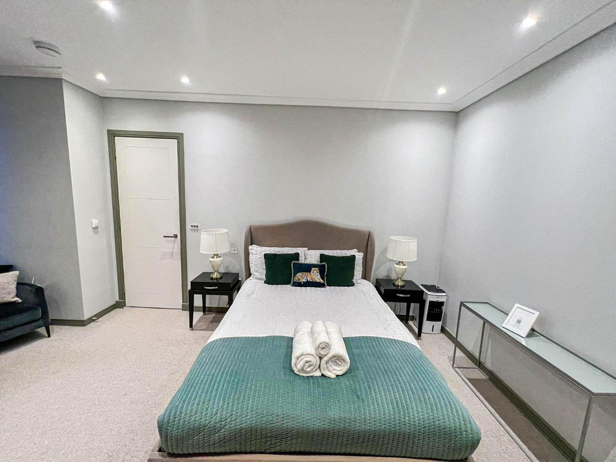 Luxurious 3-bedroom & 3 Bathroom Flat With Indoor Fireplace And Patio In Mayfair Appartement Londres