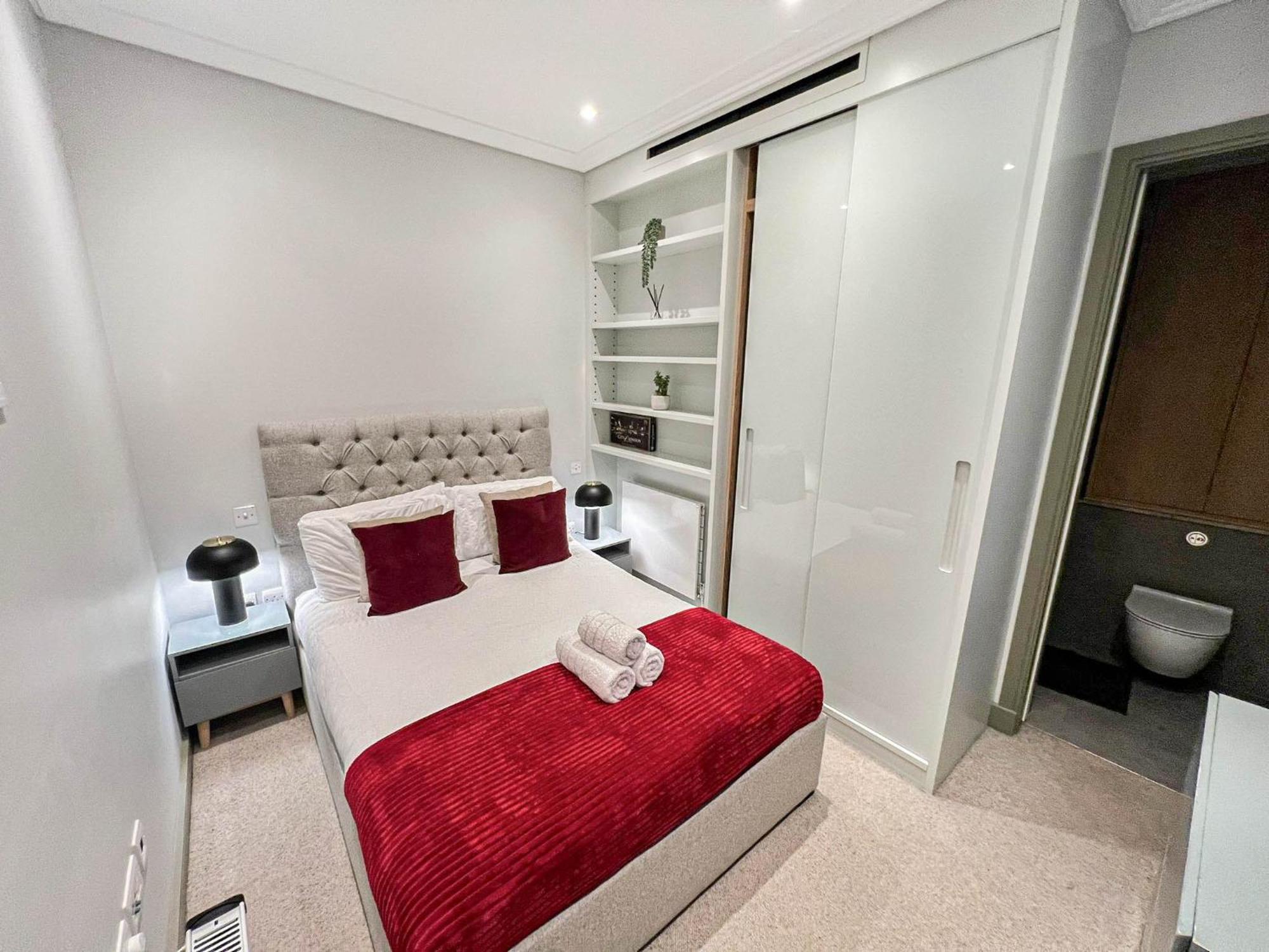 Luxurious 3-bedroom & 3 Bathroom Flat With Indoor Fireplace And Patio In Mayfair Appartement