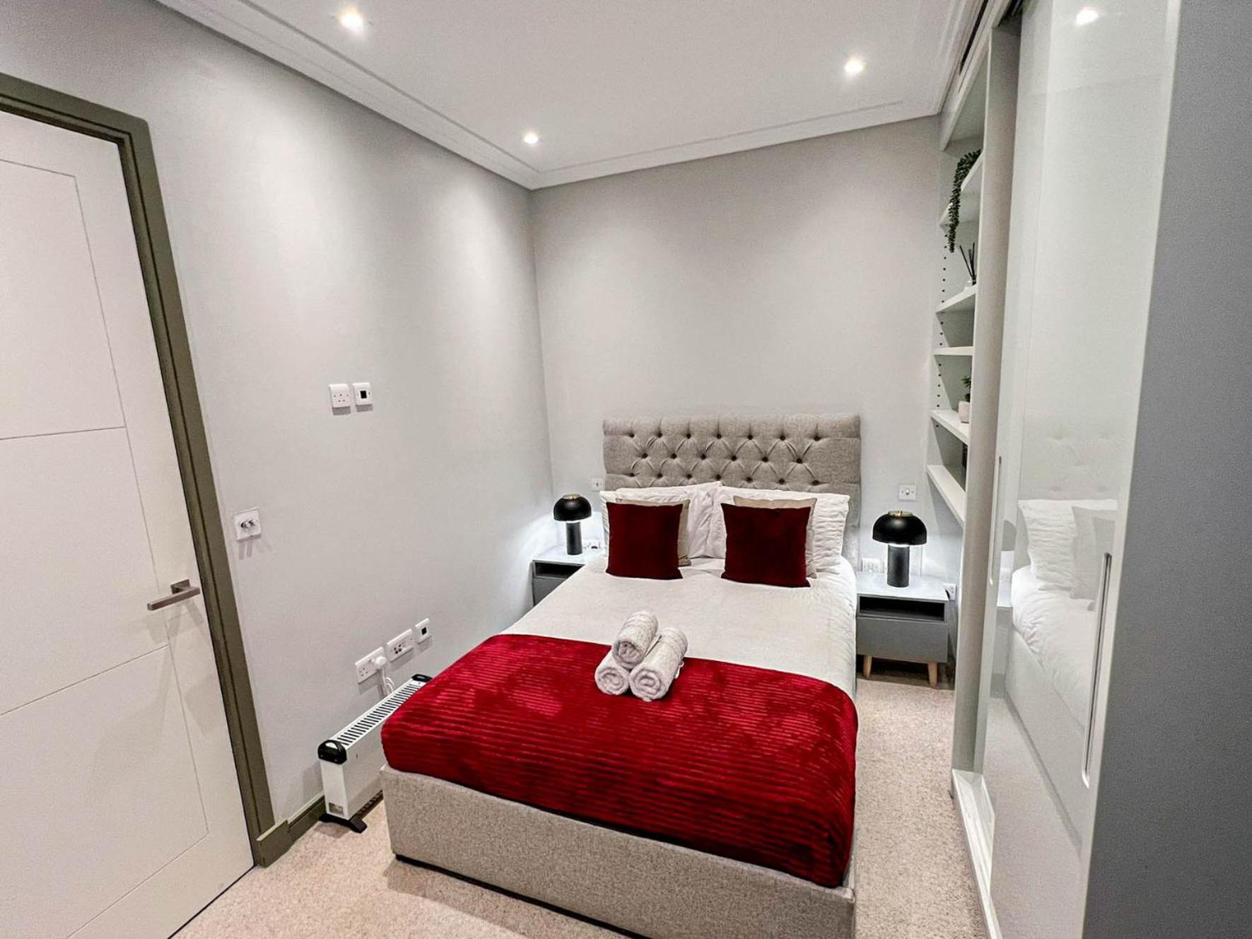 Luxurious 3-bedroom & 3 Bathroom Flat With Indoor Fireplace And Patio In Mayfair Appartement Londres