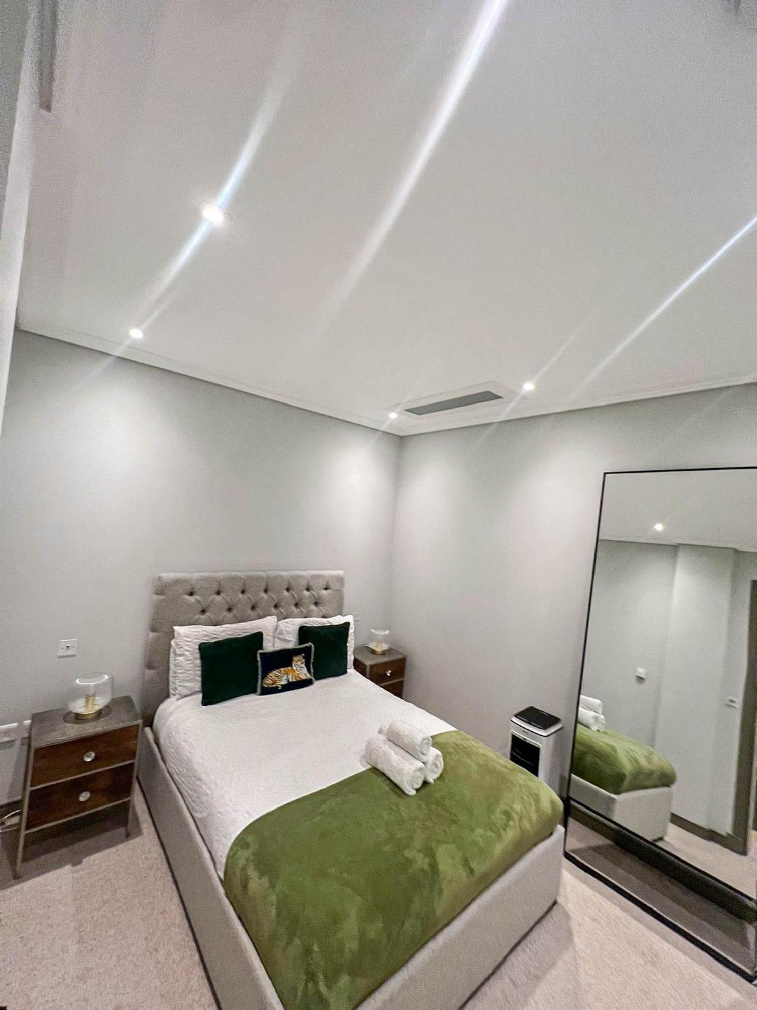 Luxurious 3-bedroom & 3 Bathroom Flat With Indoor Fireplace And Patio In Mayfair Appartement