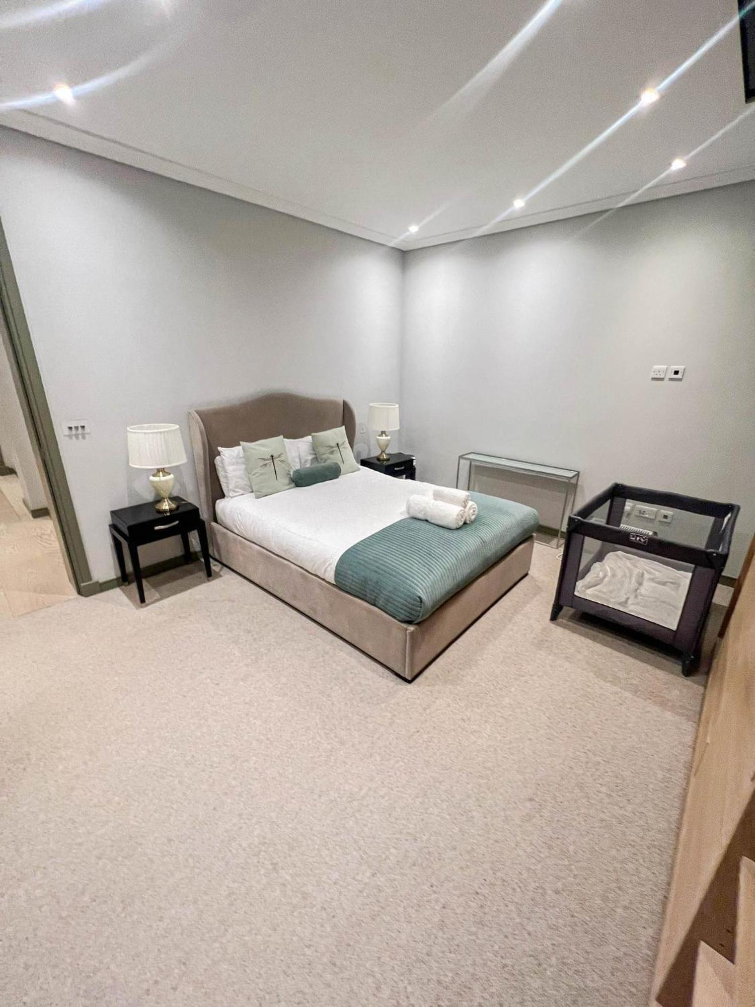 Luxurious 3-bedroom & 3 Bathroom Flat With Indoor Fireplace And Patio In Mayfair Appartement *