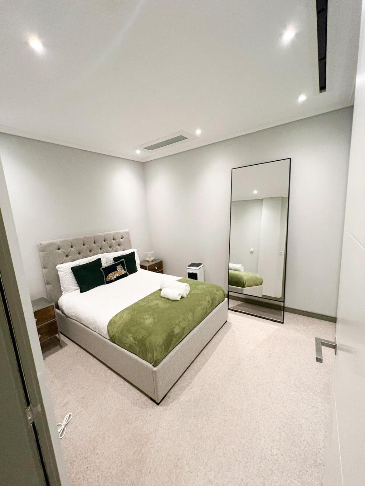 Luxurious 3-bedroom & 3 Bathroom Flat With Indoor Fireplace And Patio In Mayfair Appartement Londres