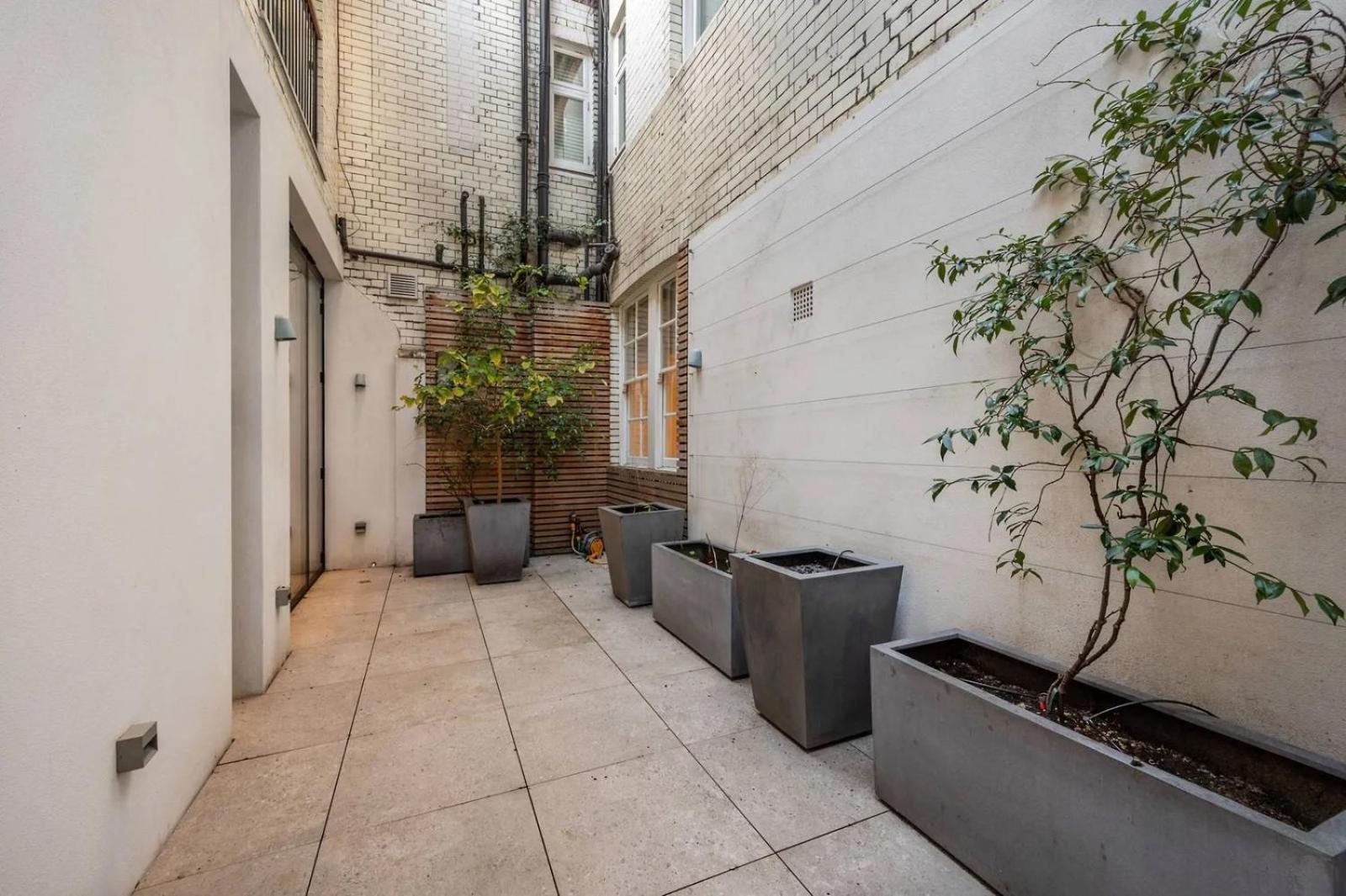 Luxurious 3-bedroom & 3 Bathroom Flat With Indoor Fireplace And Patio In Mayfair Londres