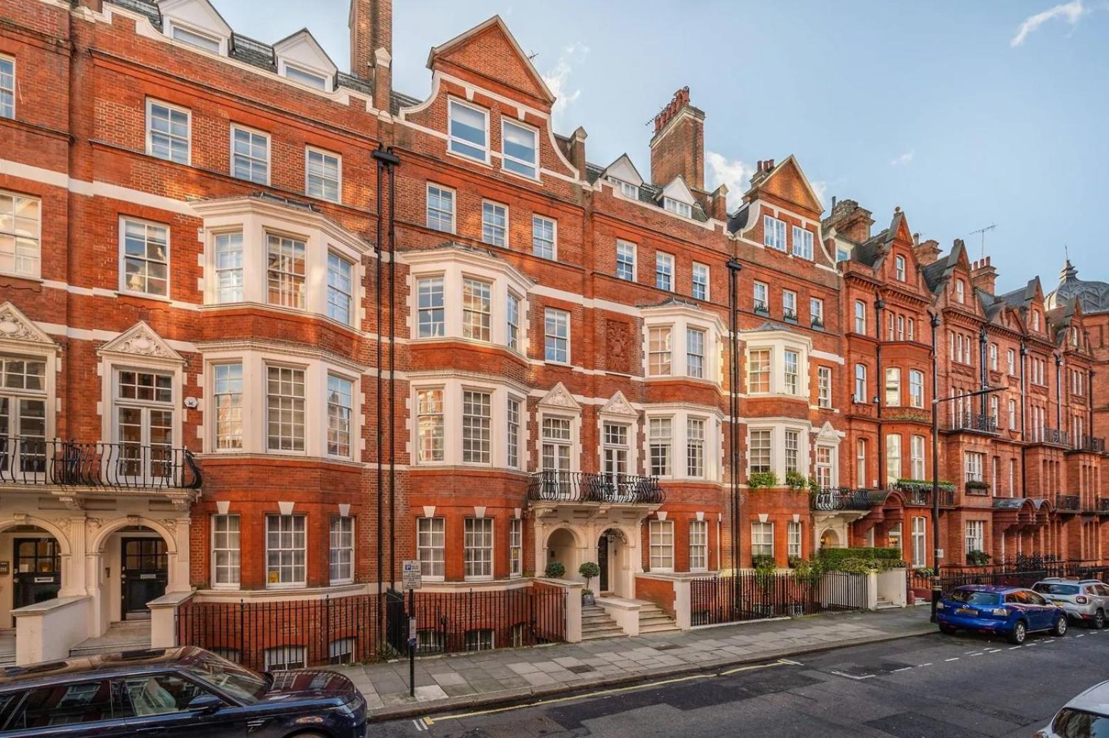 Luxurious 3-bedroom & 3 Bathroom Flat With Indoor Fireplace And Patio In Mayfair Appartement