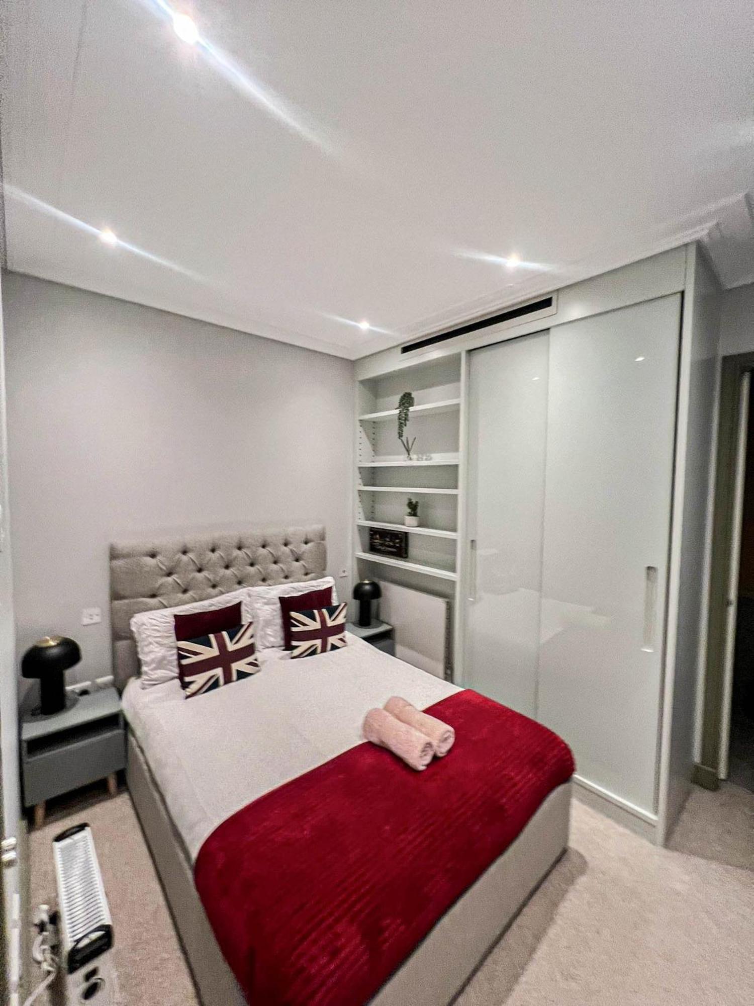 Luxurious 3-bedroom & 3 Bathroom Flat With Indoor Fireplace And Patio In Mayfair * Londres