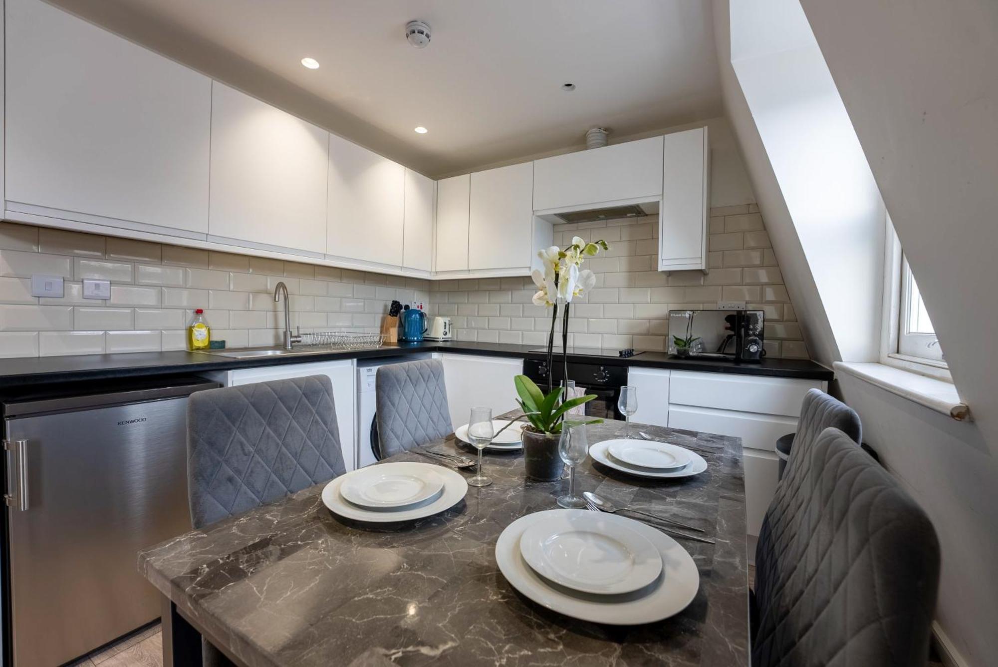 Appartement Home-like 1-br Flat In Victoria Londen