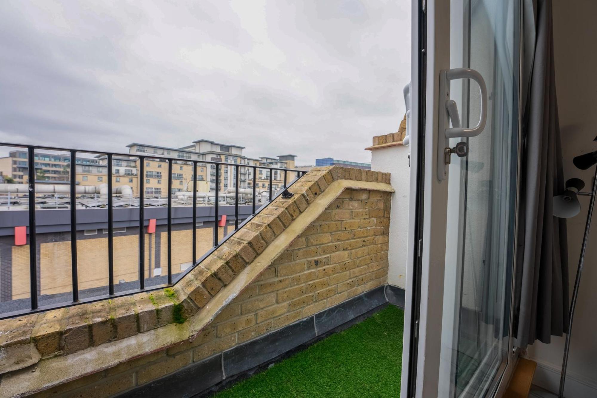 Appartement Home-like 1-br Flat In Victoria Londen