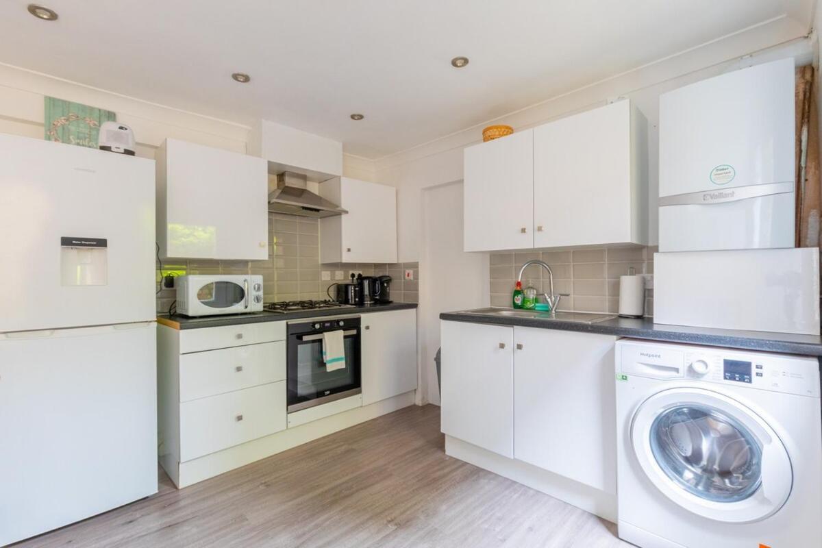 Spacious 1bd Flat 10 Mins From Battersea Park! Londen