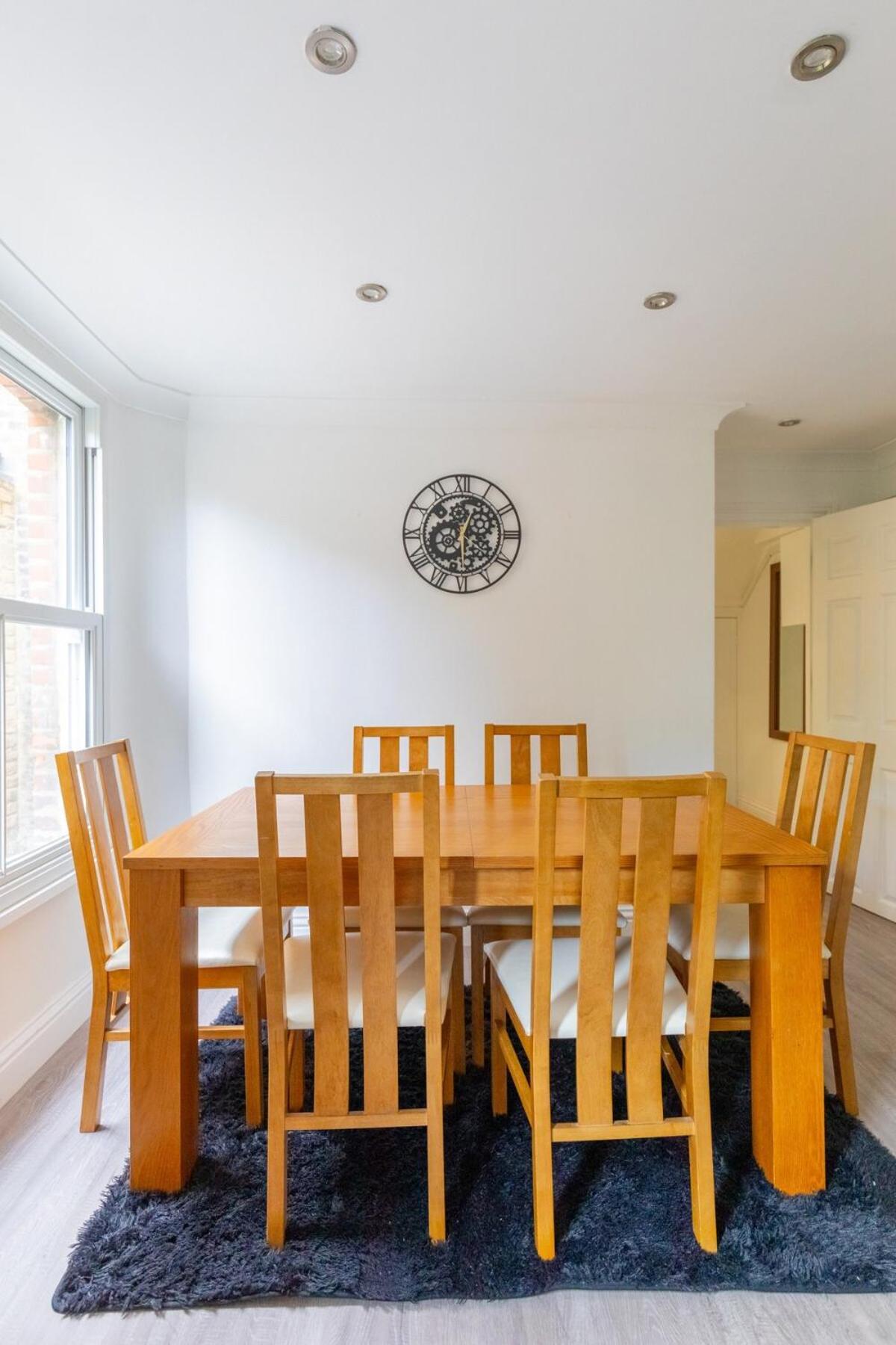 Spacious 1bd Flat 10 Mins From Battersea Park! * Londen