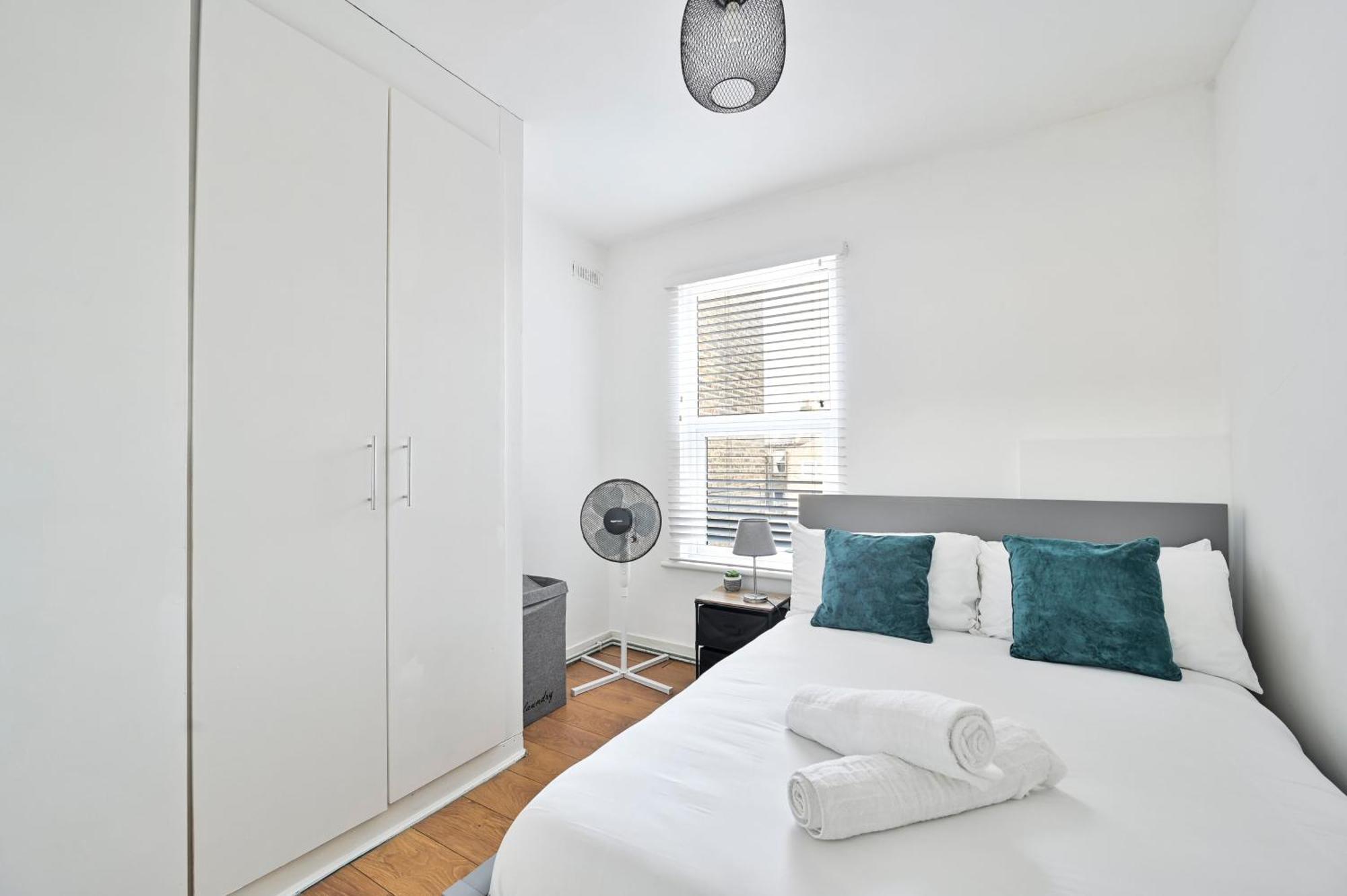 2-bed, Sleeps 8 In Leyton E10, Near Stratford