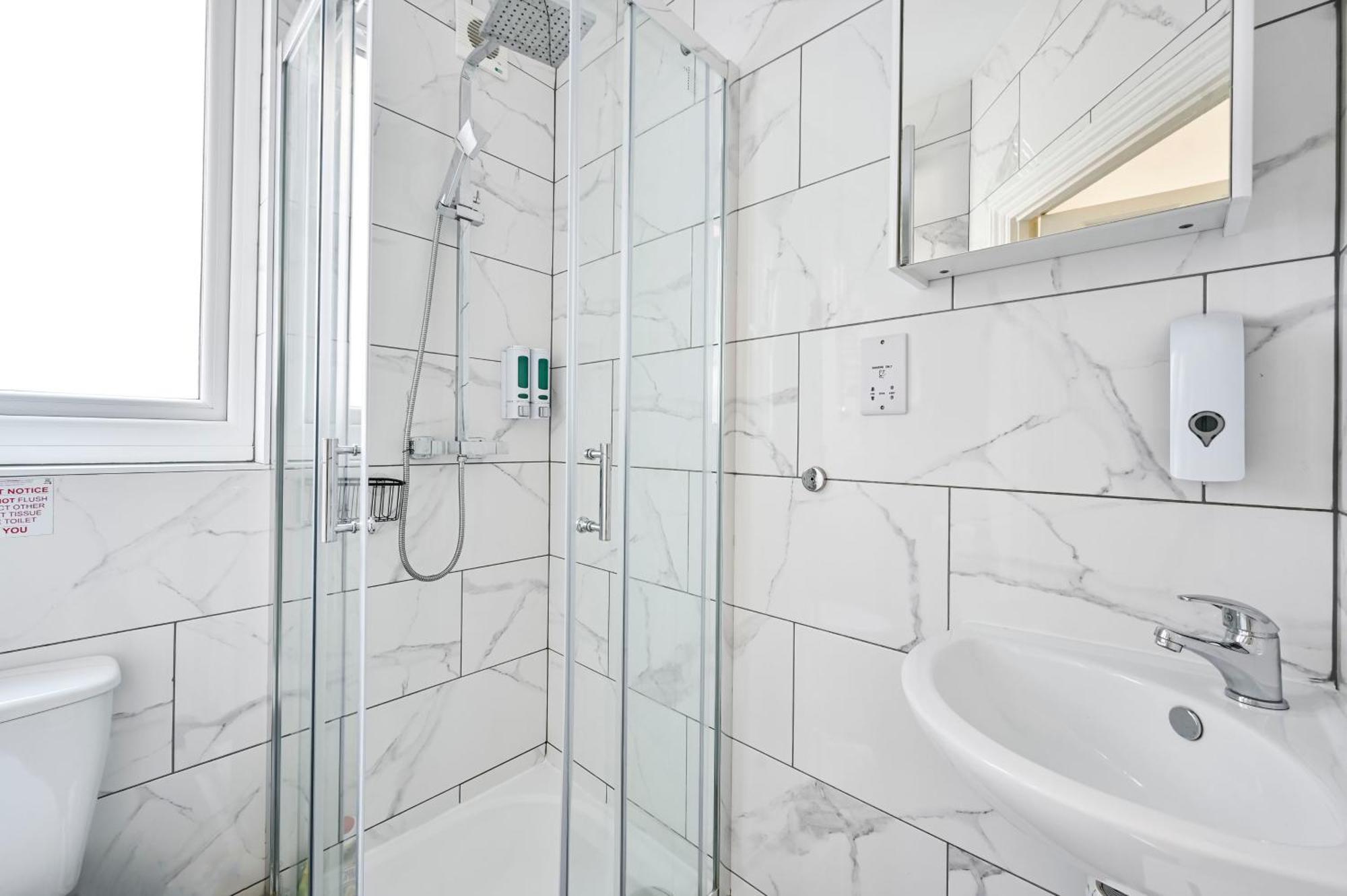 2-bed, Sleeps 8 In Leyton E10, Near Stratford Appartement