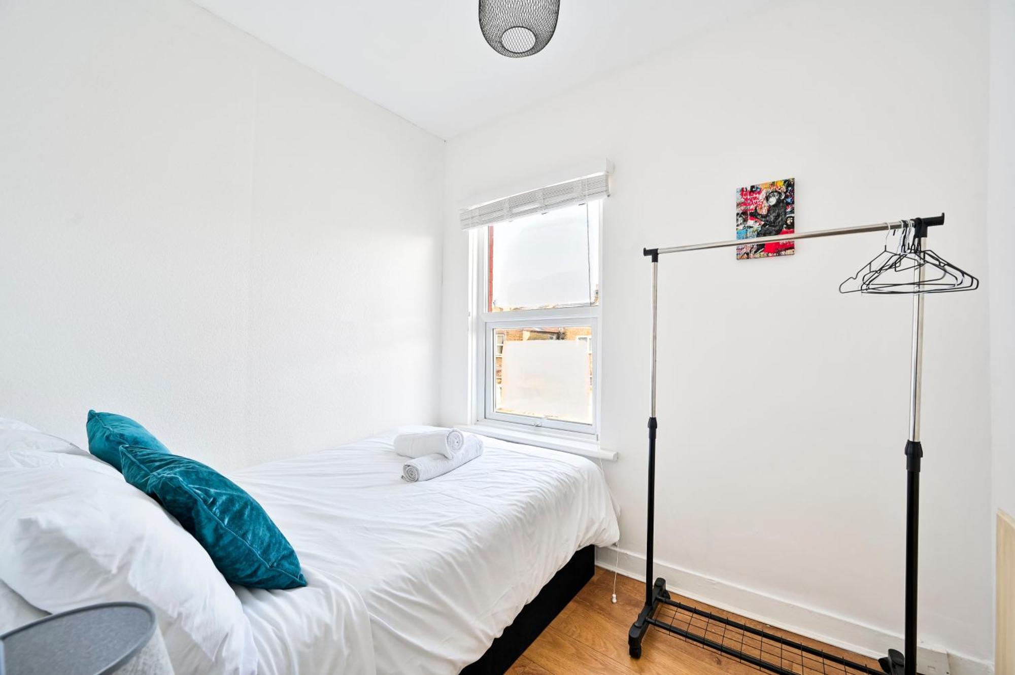 Appartement 2-bed, Sleeps 8 In Leyton E10, Near Stratford