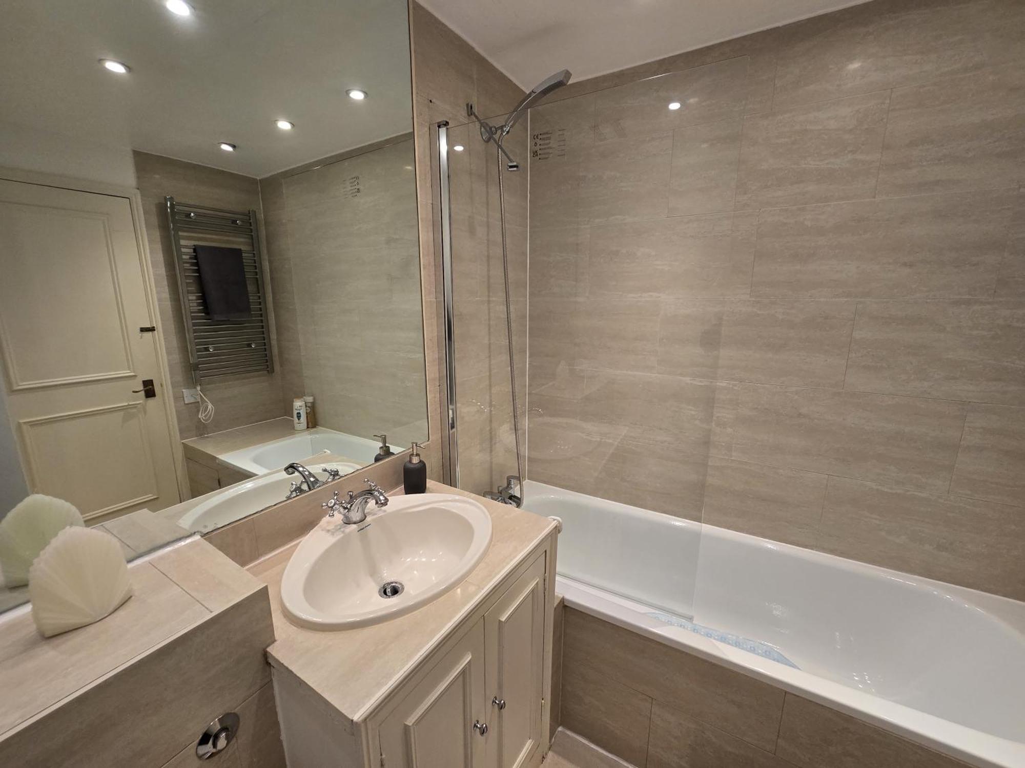 Stylish 2-bed In West - Extended Londres