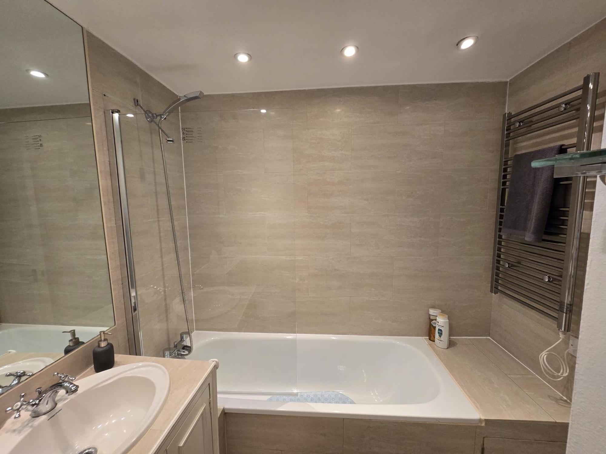 Stylish 2-bed In West - Extended Appartement