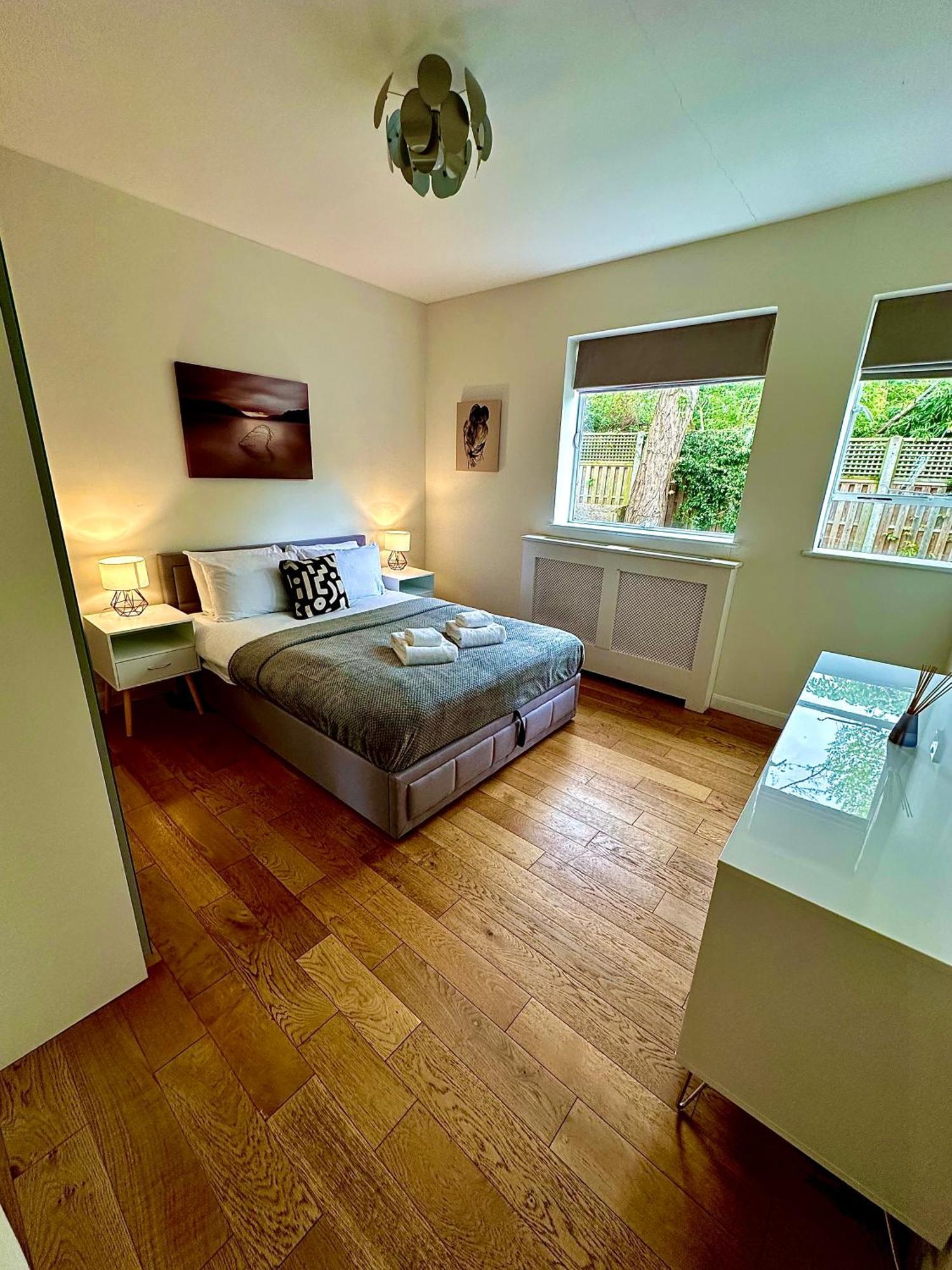 Quiet Residential Area Modern And Cozy Two Bed In Hampstead Londres