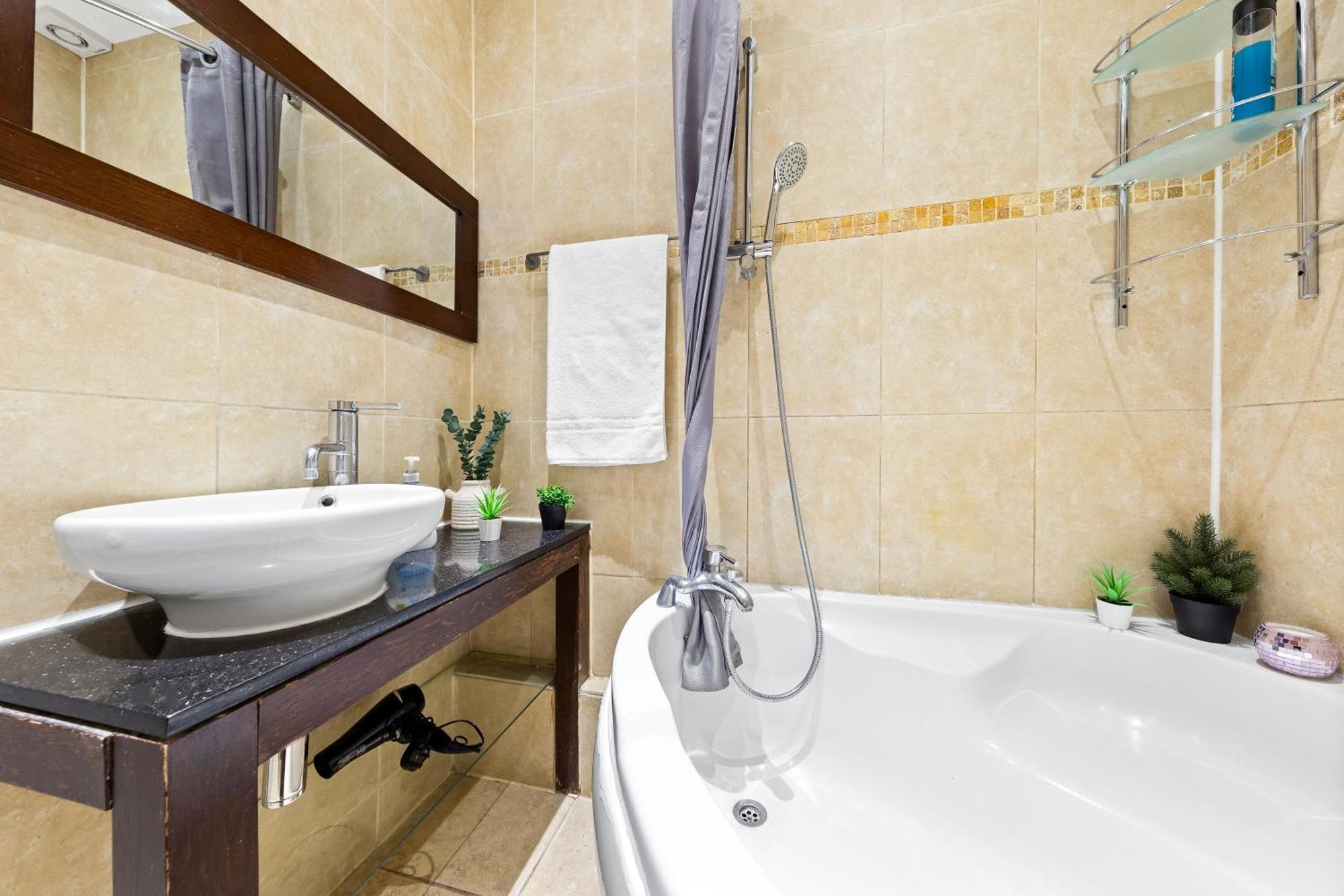 Luxurious 3 Bedroom Flat With Balcony In Kensington For 7 Next To Station Near Harrods * Londres