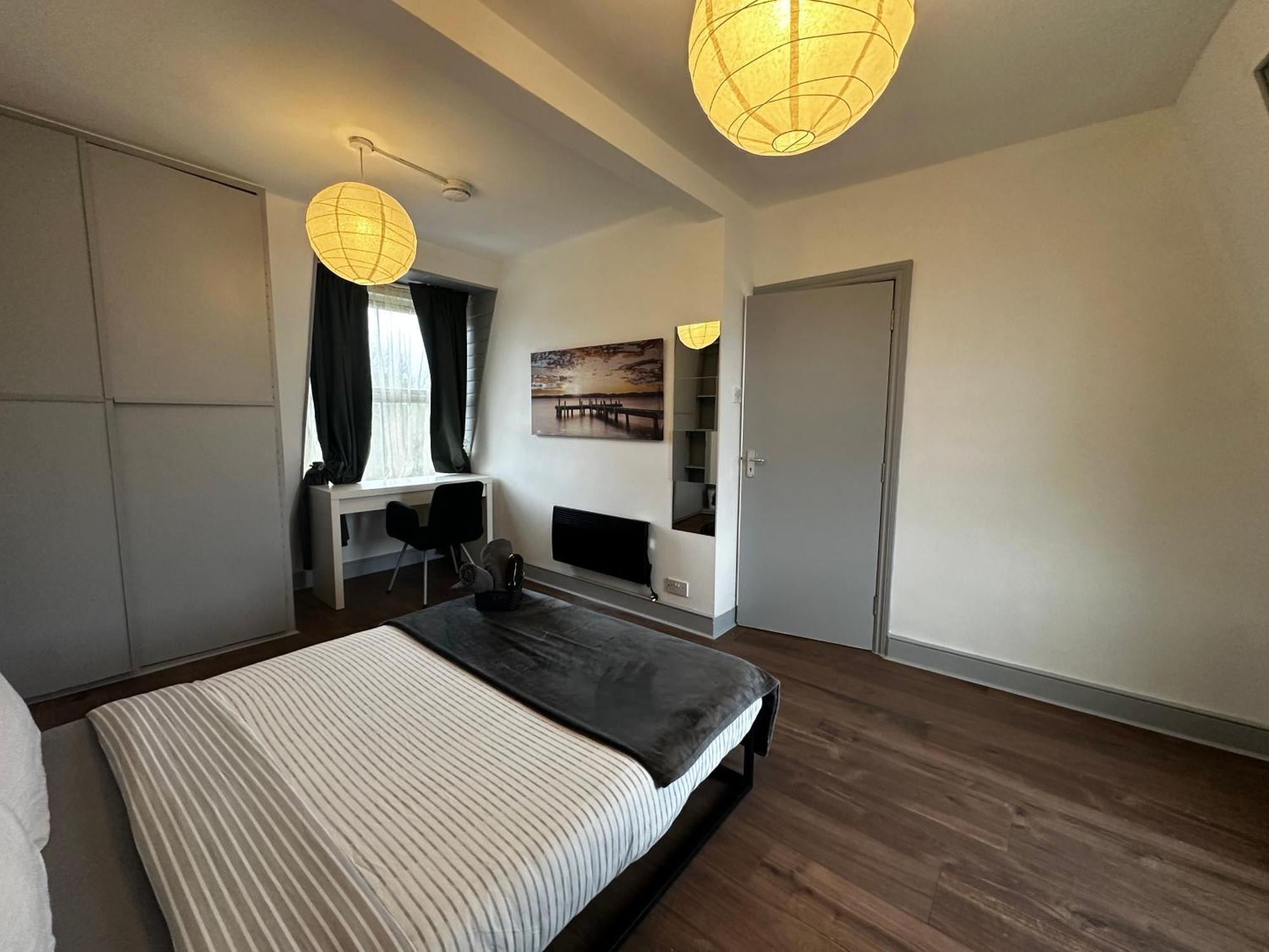 Mileend 4 Large Master Bedroom *