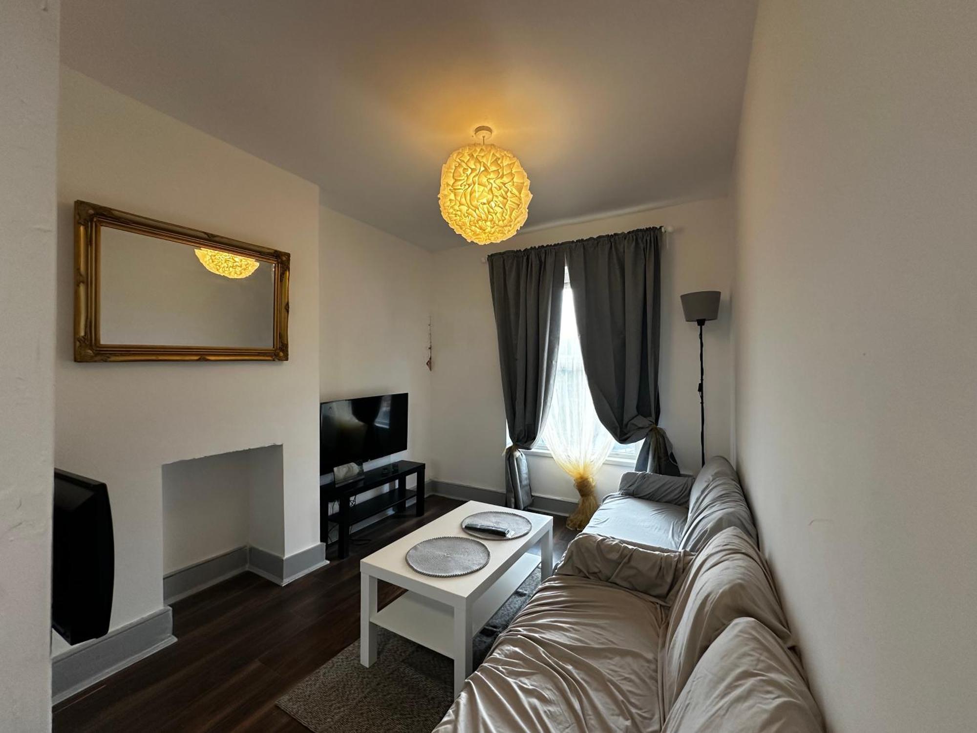 Mileend 4 Large Master Bedroom *