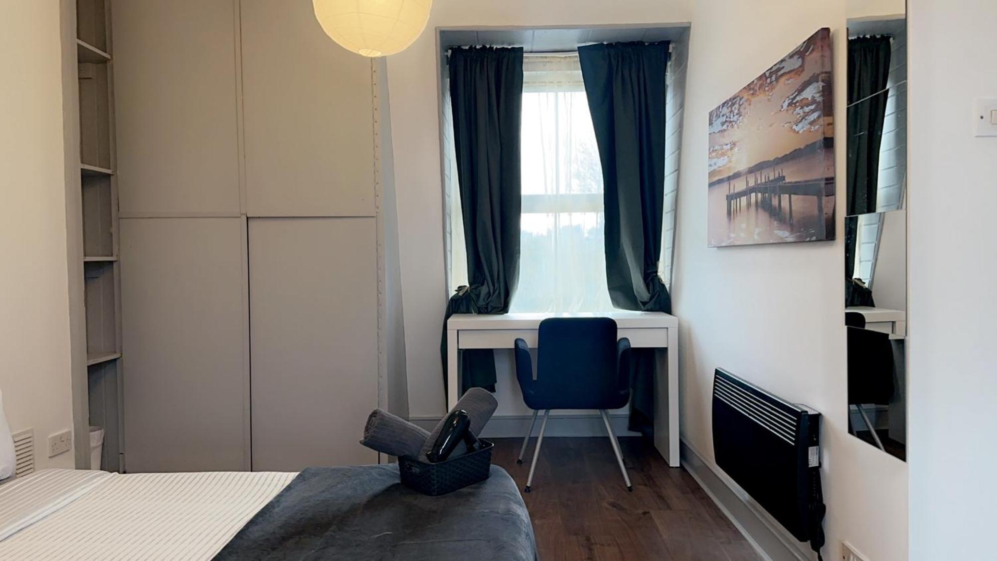 Mileend 4 Large Master Bedroom *