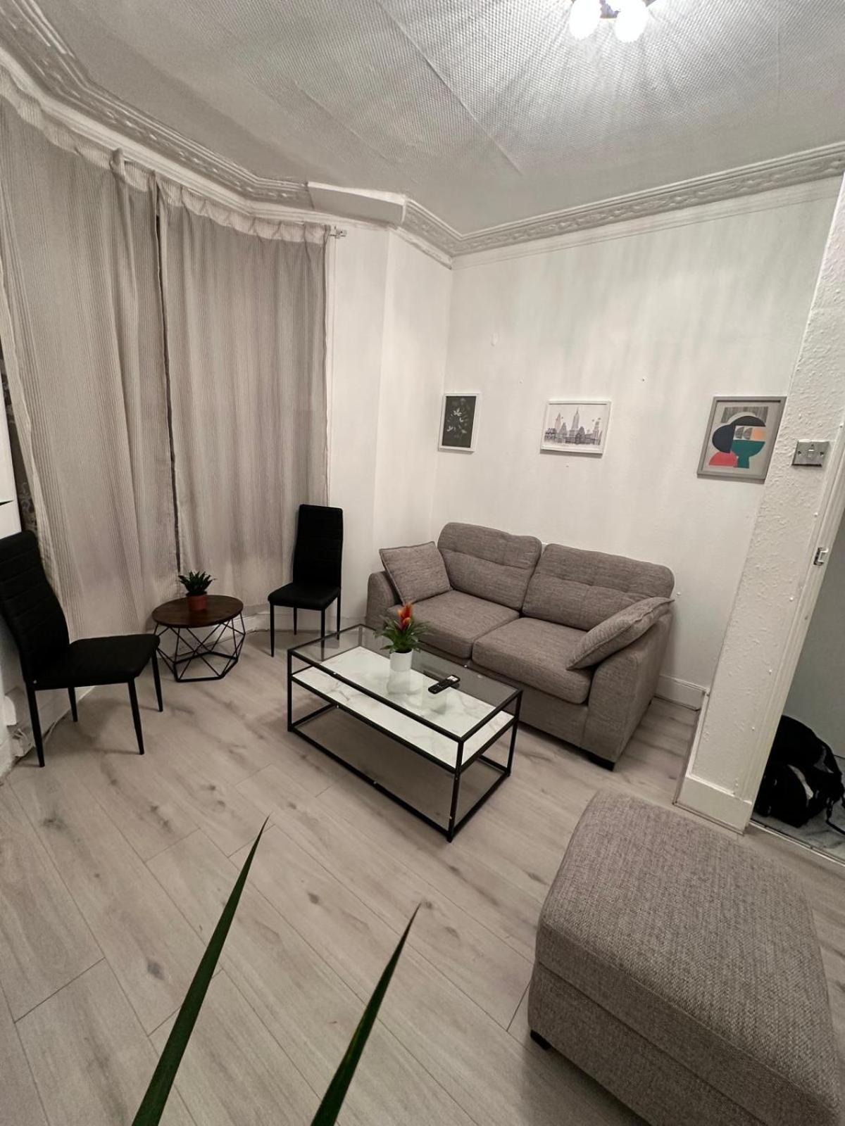 Appartement Millais Road 3 Bedroom Flat *