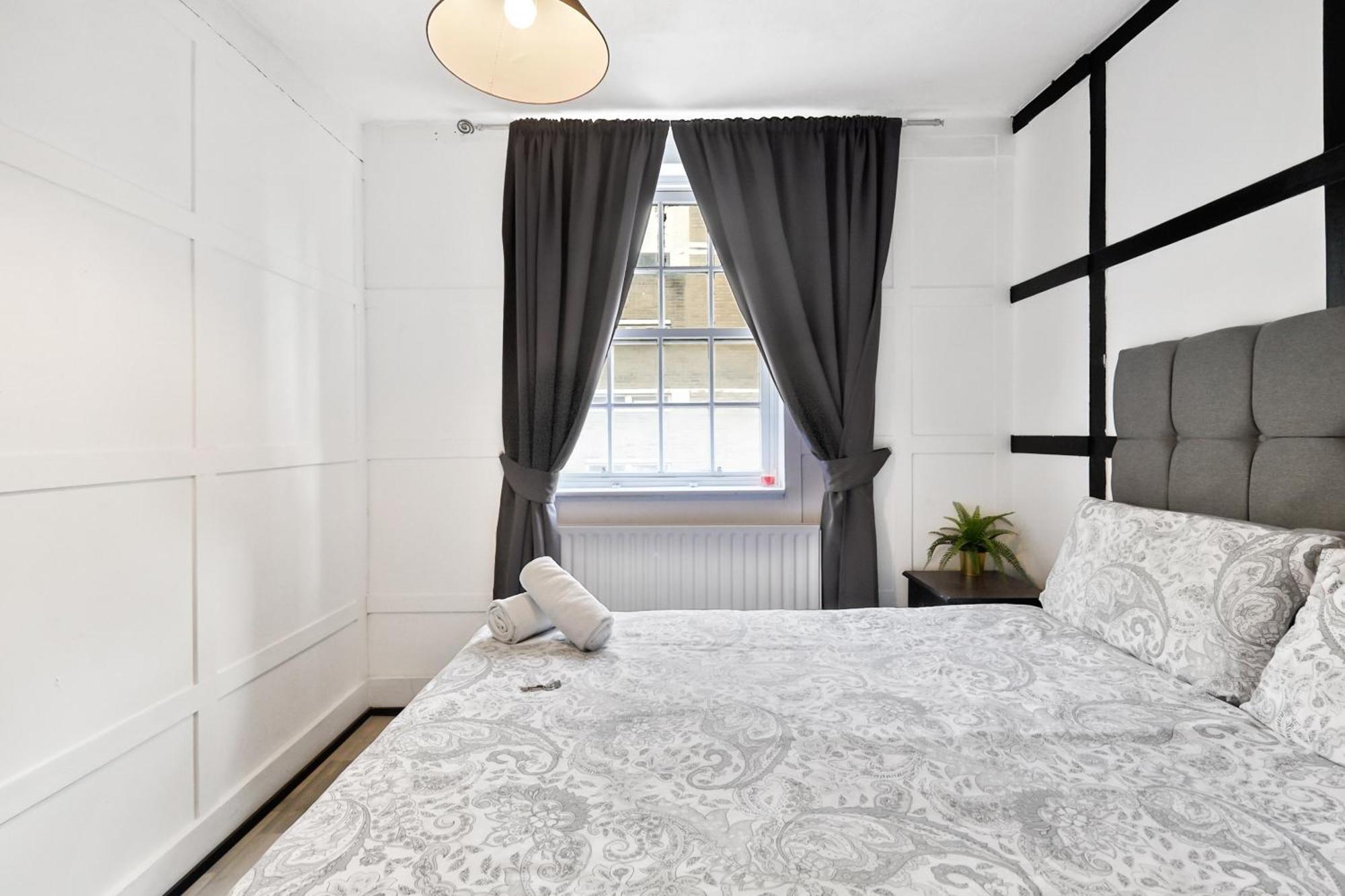 Hospedagem domiciliar Private Bedroom Near Tower Bridge, Comfortable With Shared Amenities! *