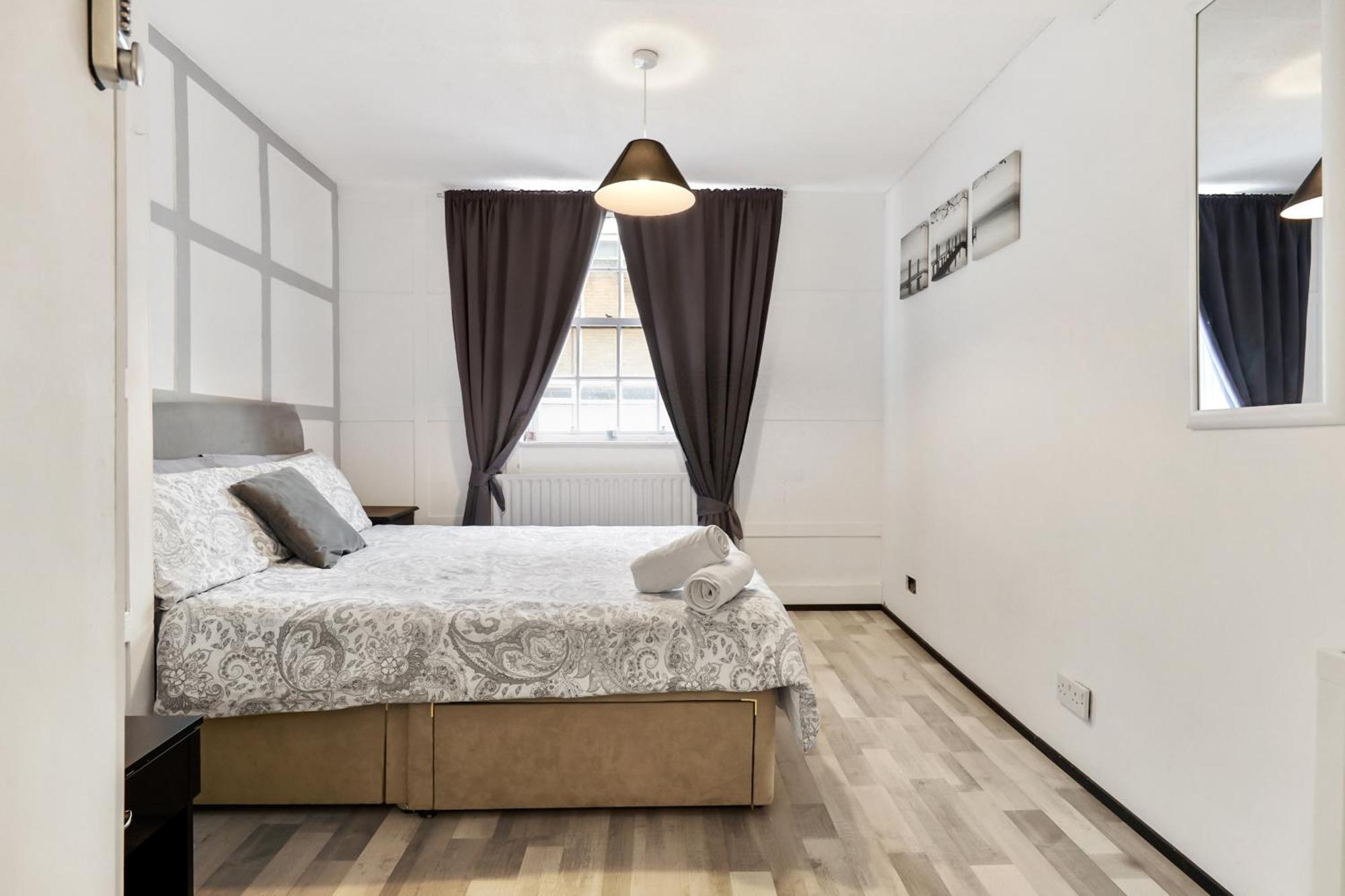 Private Bedroom Near Tower Bridge, Comfortable With Shared Amenities! Hospedagem domiciliar Londres