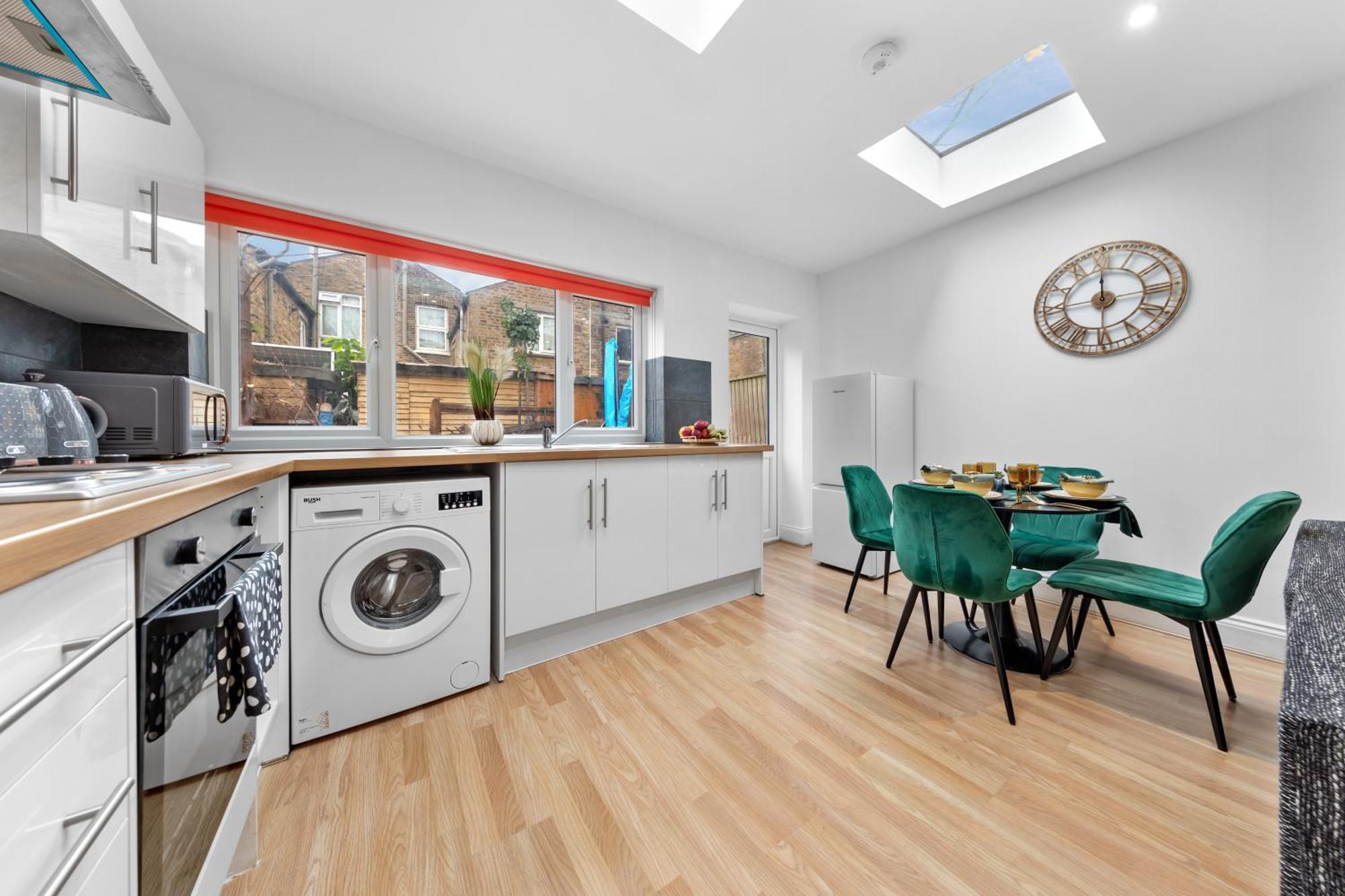 Immaculate 2-bed Flat Near London, With Garden & Parking Available- Save On Long Stays! Instant Book! Londres
